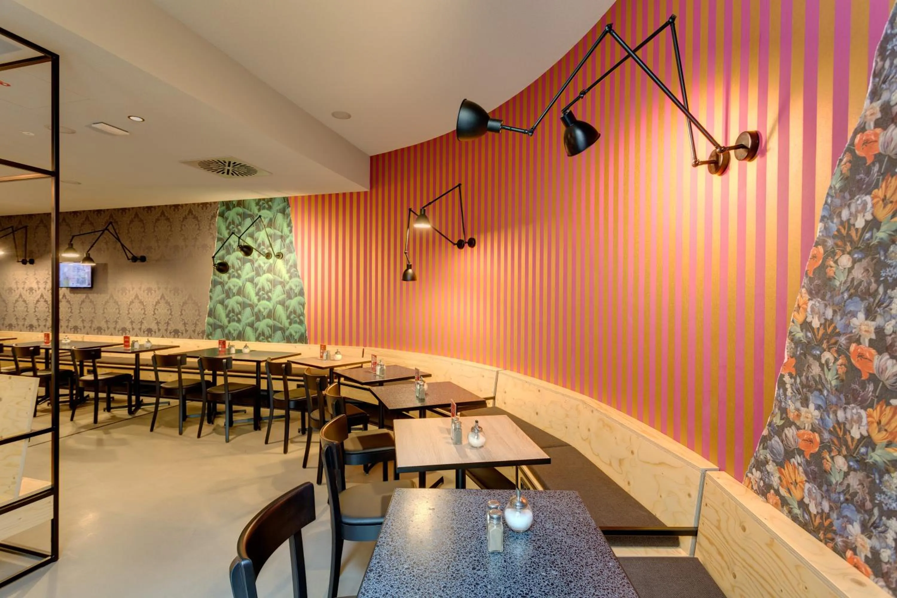 Restaurant/places to eat in MEININGER Hotel Leipzig Hauptbahnhof