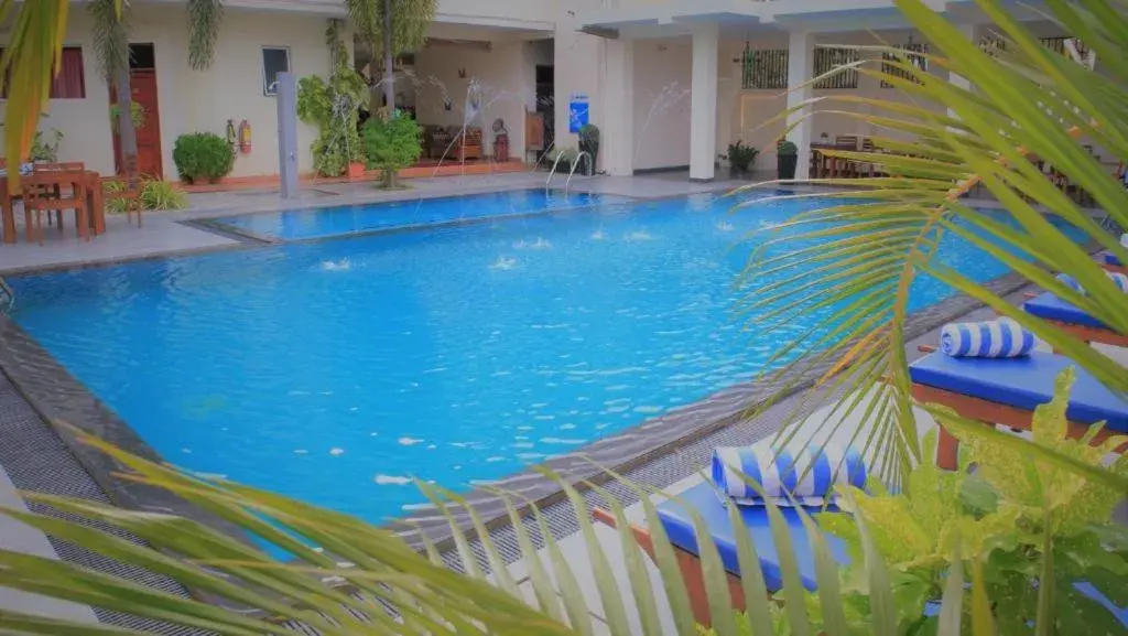 Swimming pool in The Ocean Pearl Hotel Negombo Swimming pool in The Ocean Pearl Hotel Negombo
