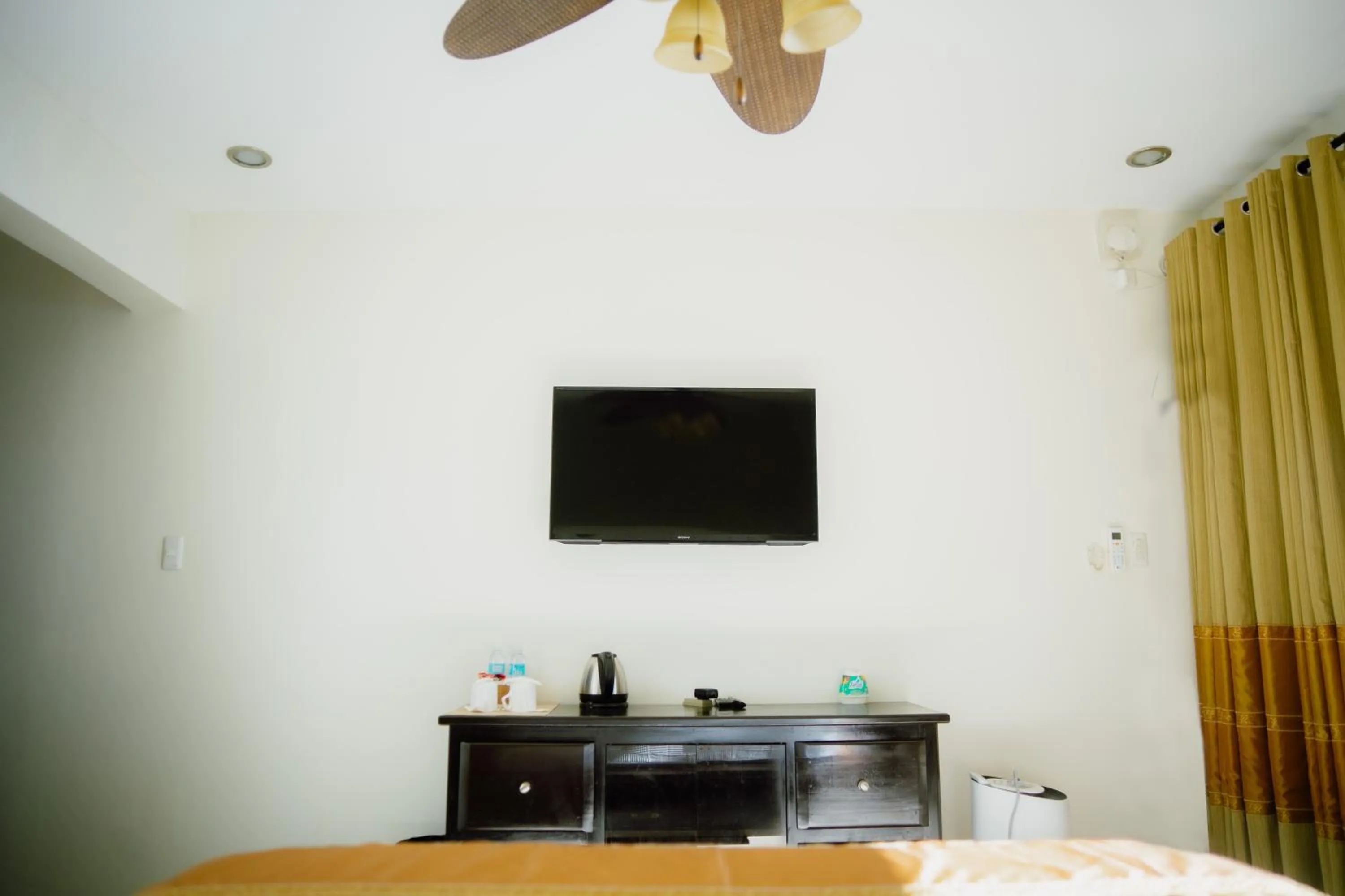 TV and multimedia, Bed in AJ's Place Beach Resort