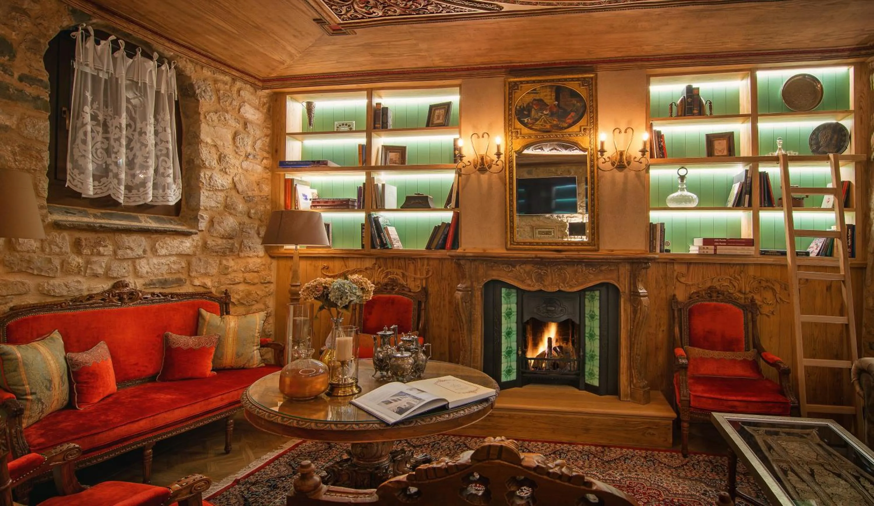 Communal lounge/ TV room in KAMARES Historic Boutique Hotel & Spa