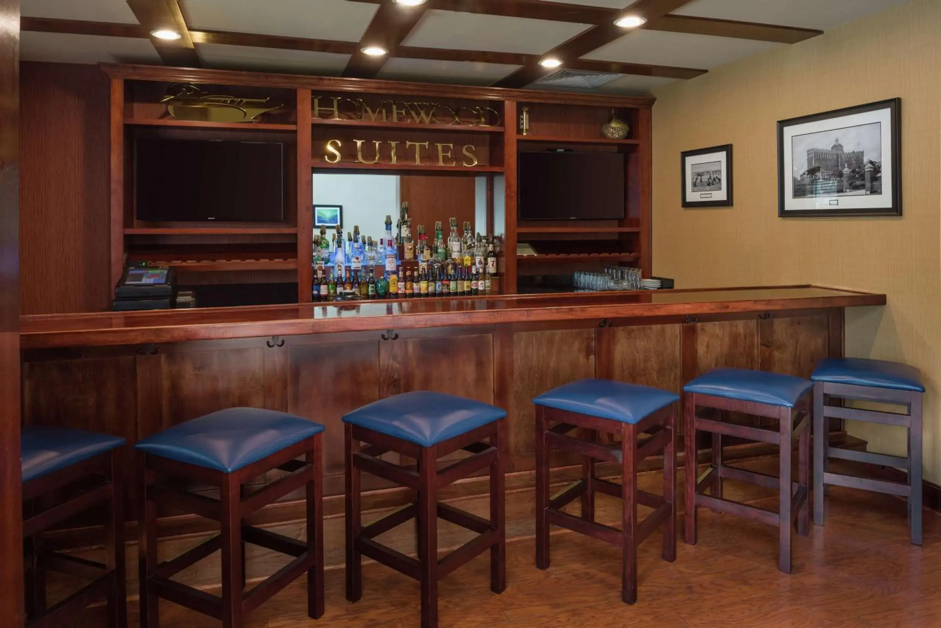 Lounge or bar in Homewood Suites by Hilton Virginia Beach Lounge or bar in Homewood Suites by Hilton Virginia Beach