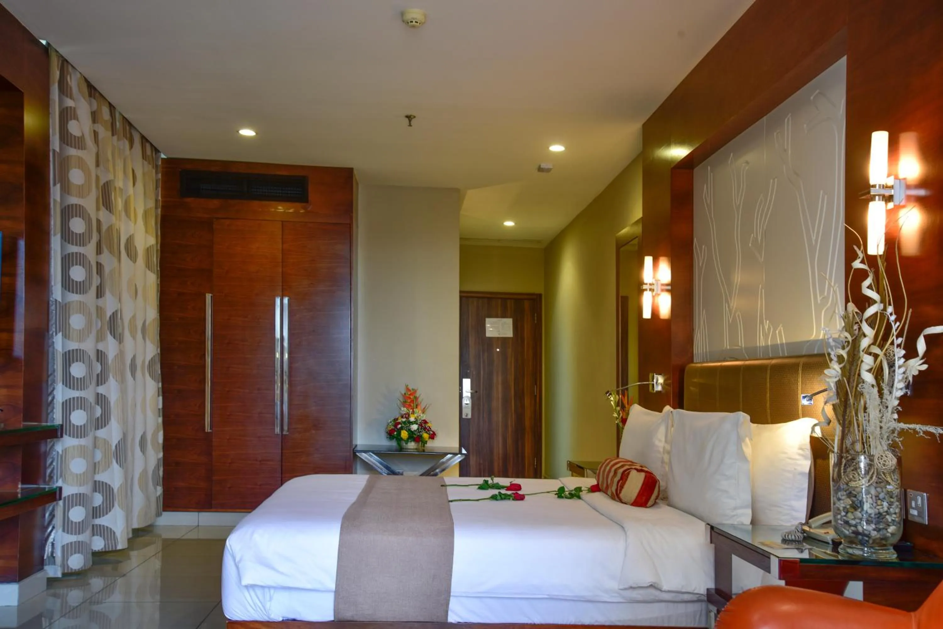 Photo of the whole room, Bed in Harbour View Suites