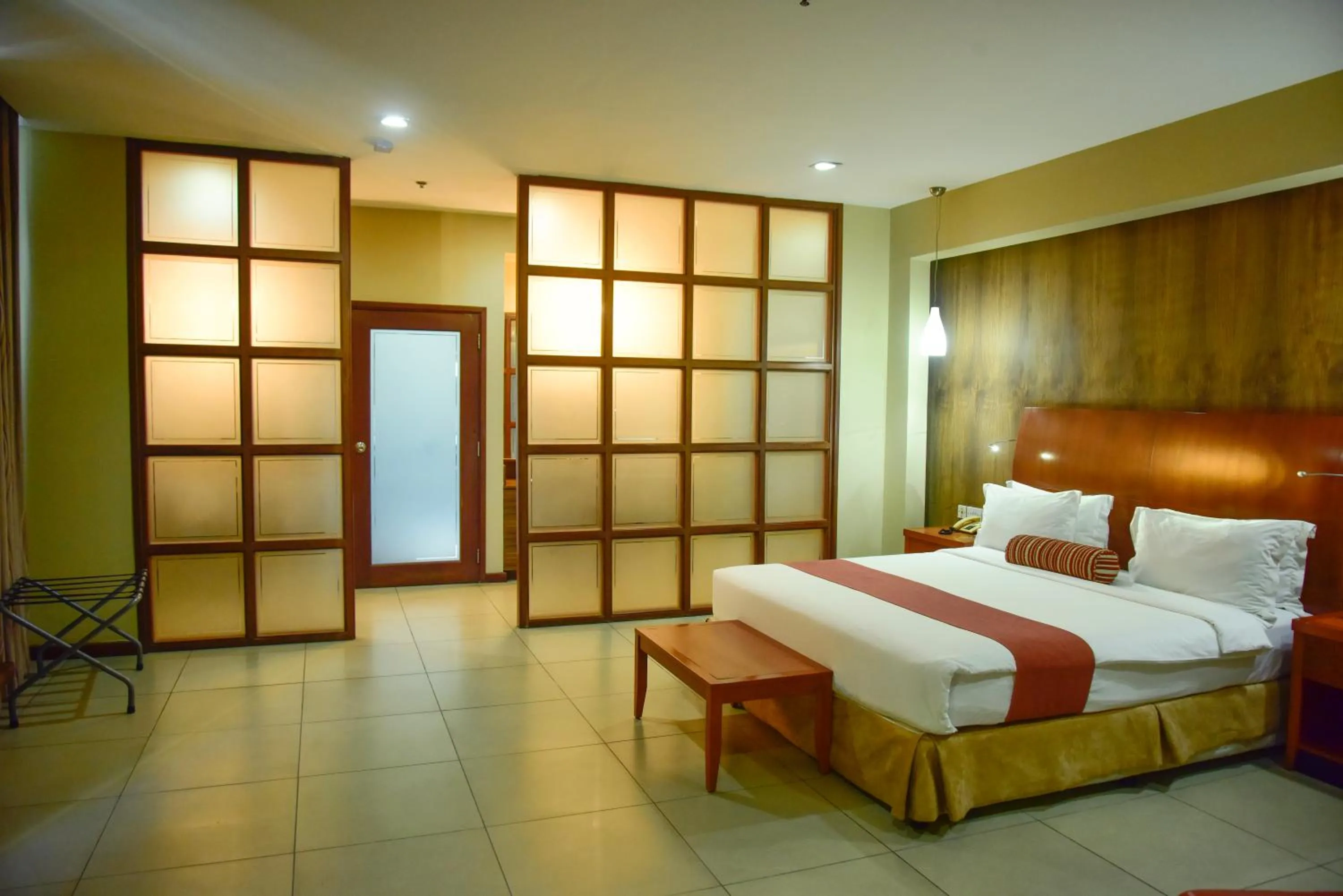 Photo of the whole room, Bed in Harbour View Suites