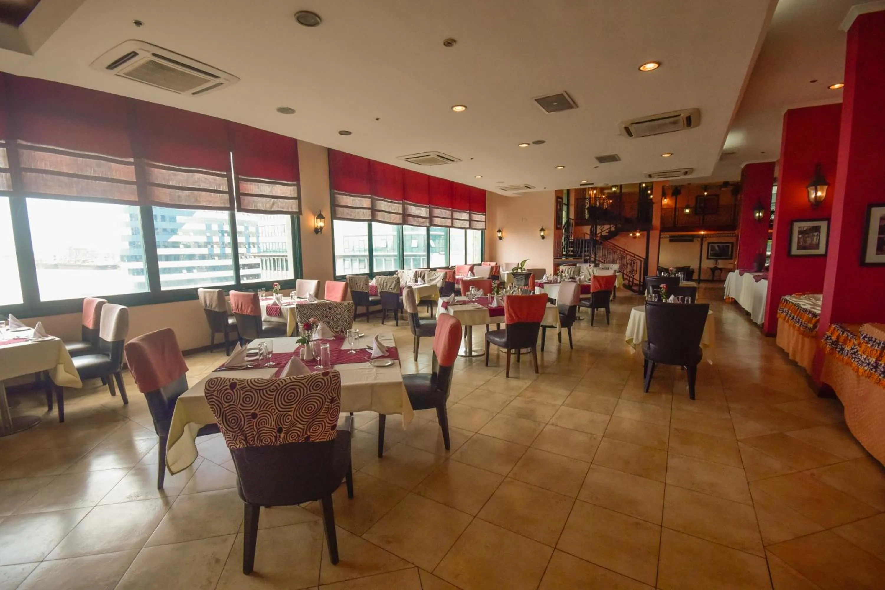 Restaurant/places to eat in Harbour View Suites