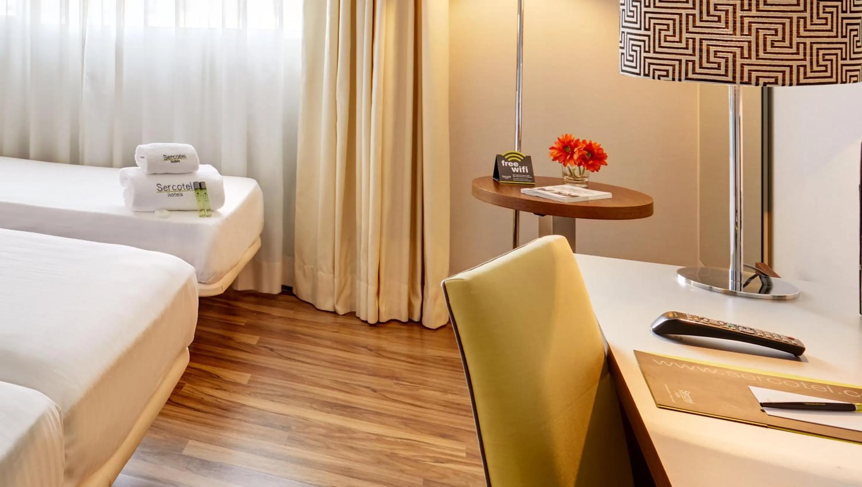 Photo of the whole room, Bed in Sercotel JC1 Murcia