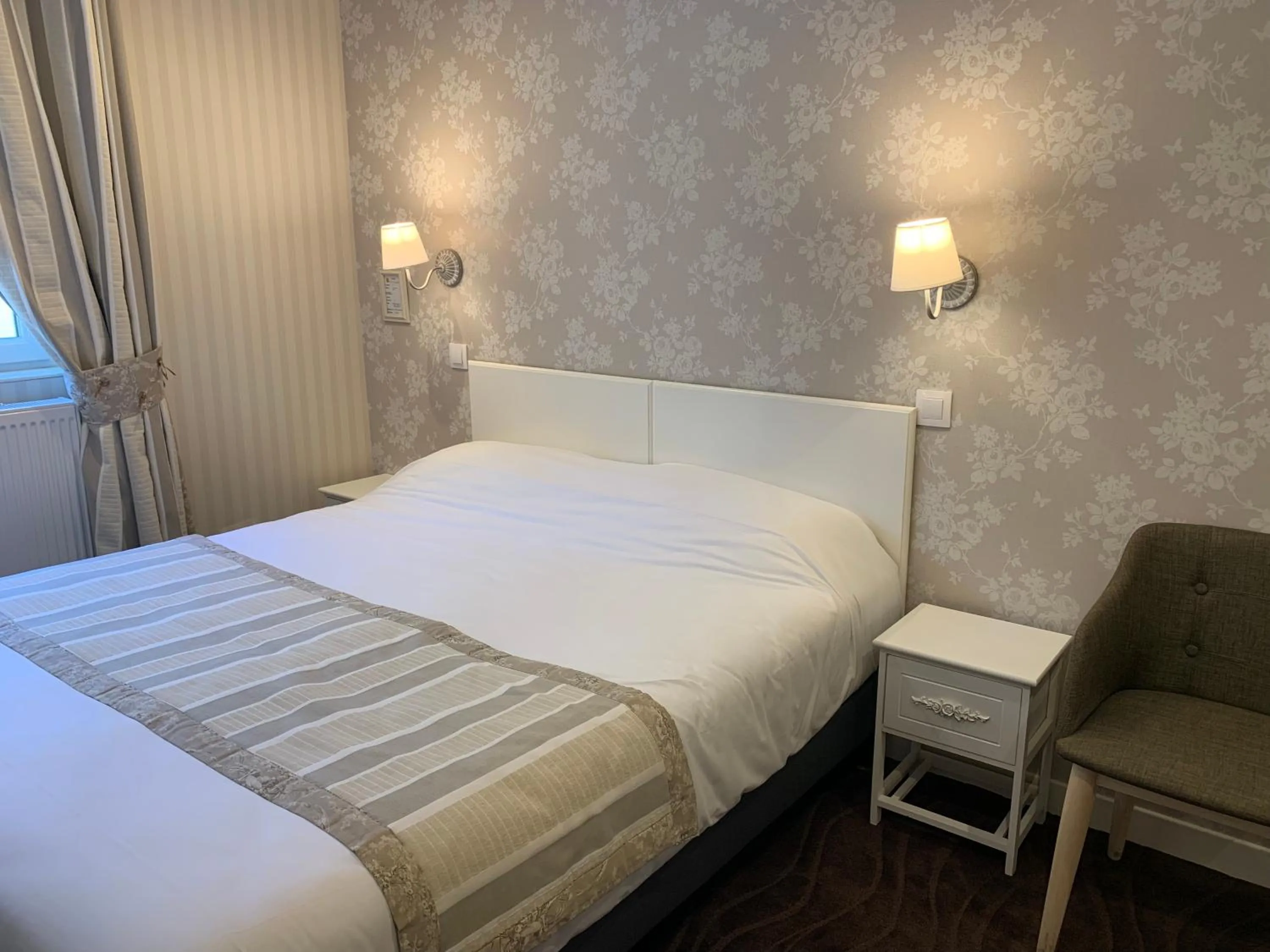 Bed in L'Auberge du Port des Roches