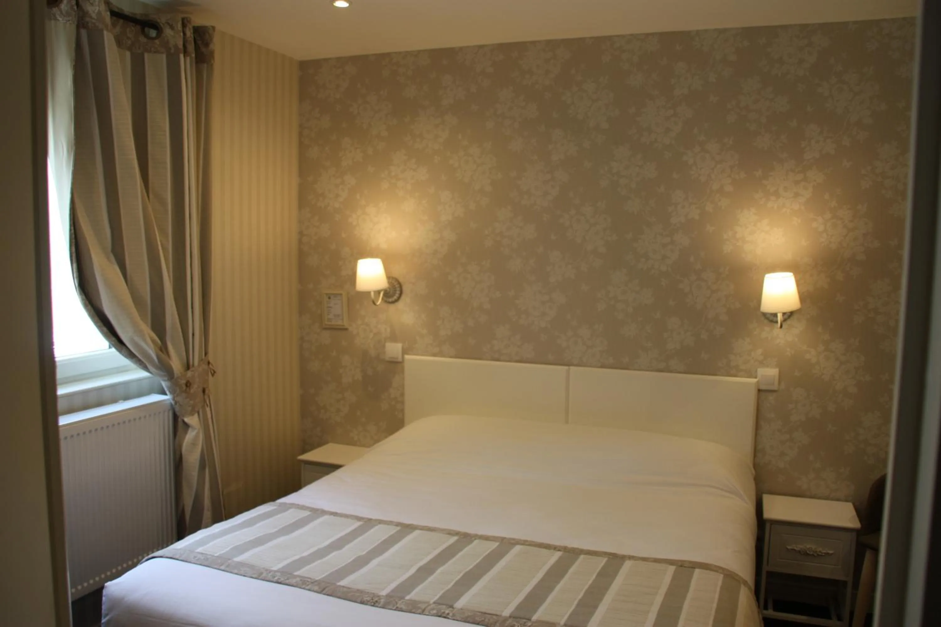 Bedroom, Bed in L'Auberge du Port des Roches