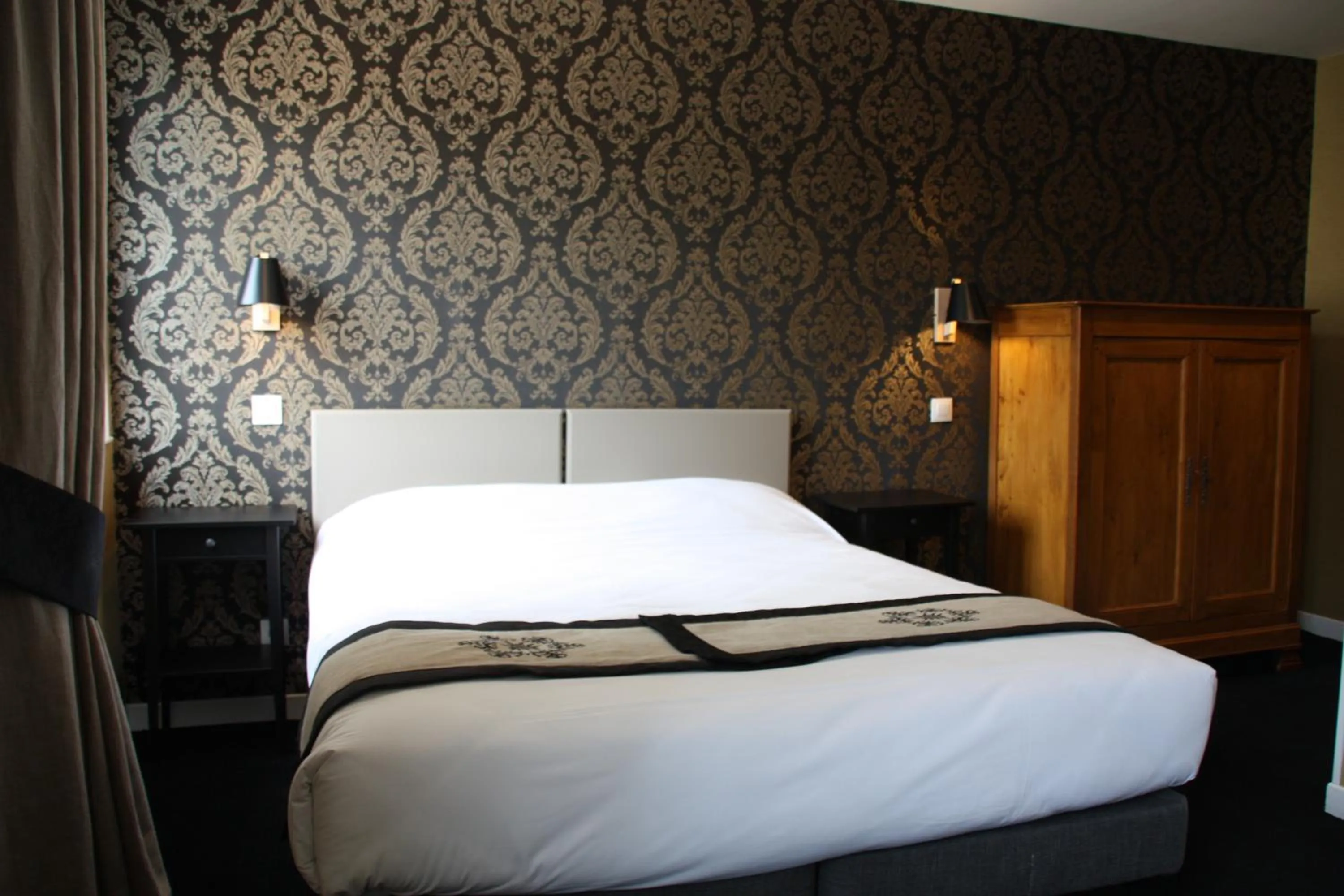 Bedroom, Bed in L'Auberge du Port des Roches