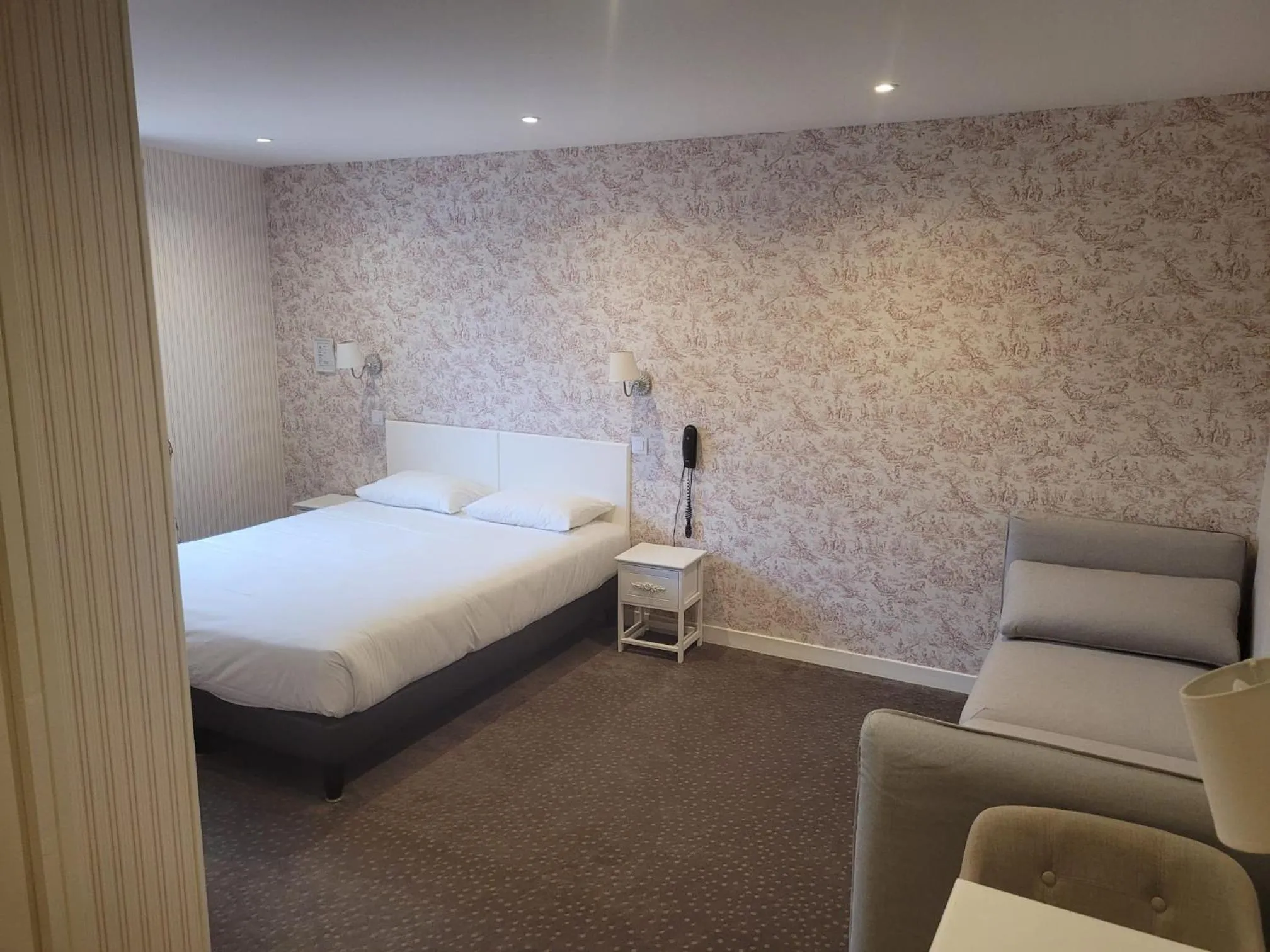 Bed in Logis Hôtel Auberge du Port des Roches