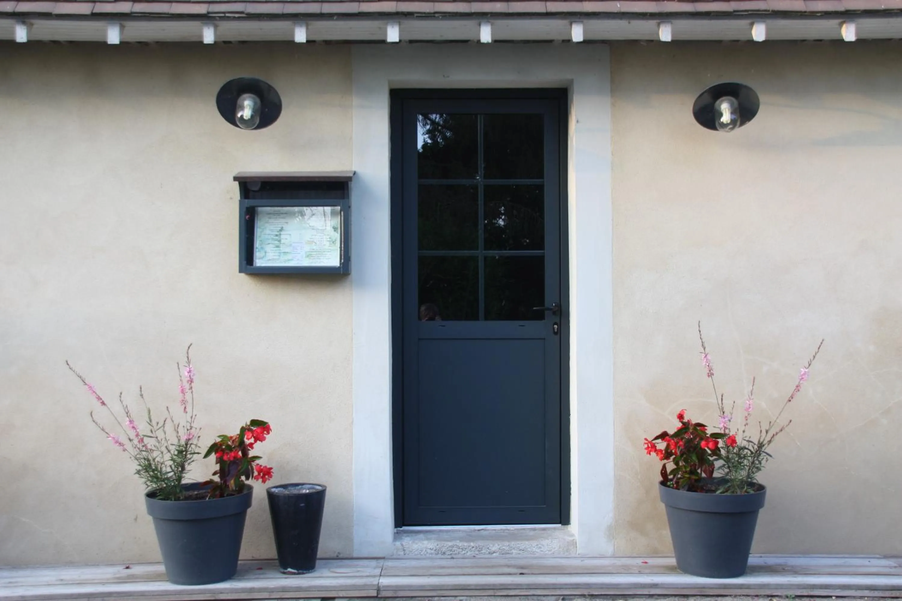Facade/entrance in L'Auberge du Port des Roches