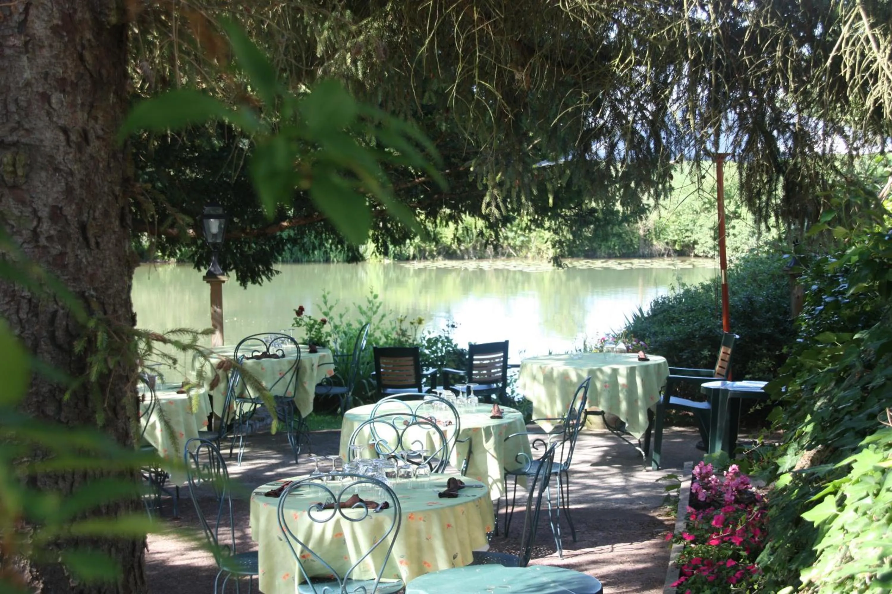 Patio in L'Auberge du Port des Roches