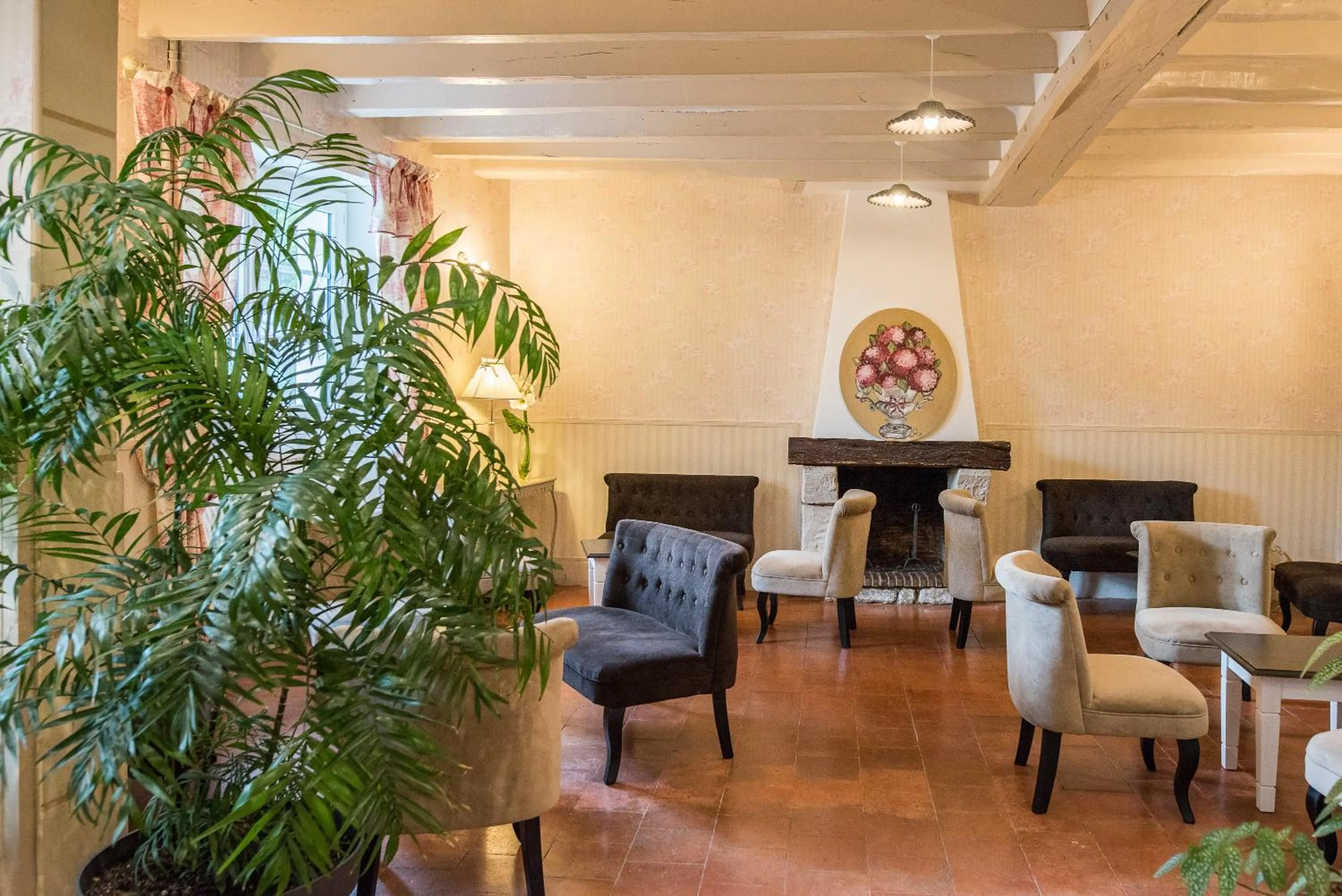 Communal lounge/ TV room in L'Auberge du Port des Roches