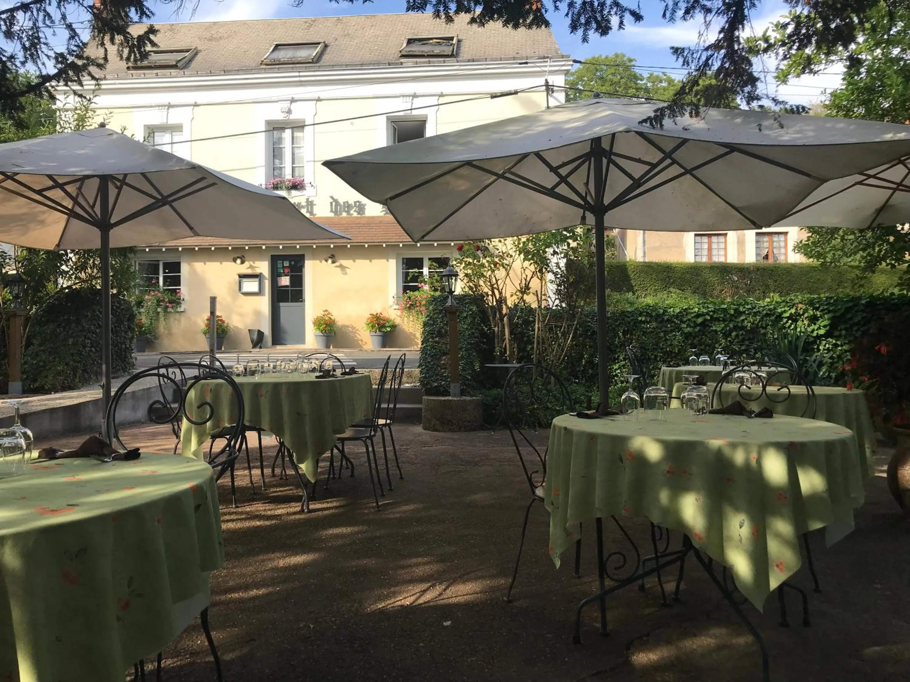 Patio in L'Auberge du Port des Roches