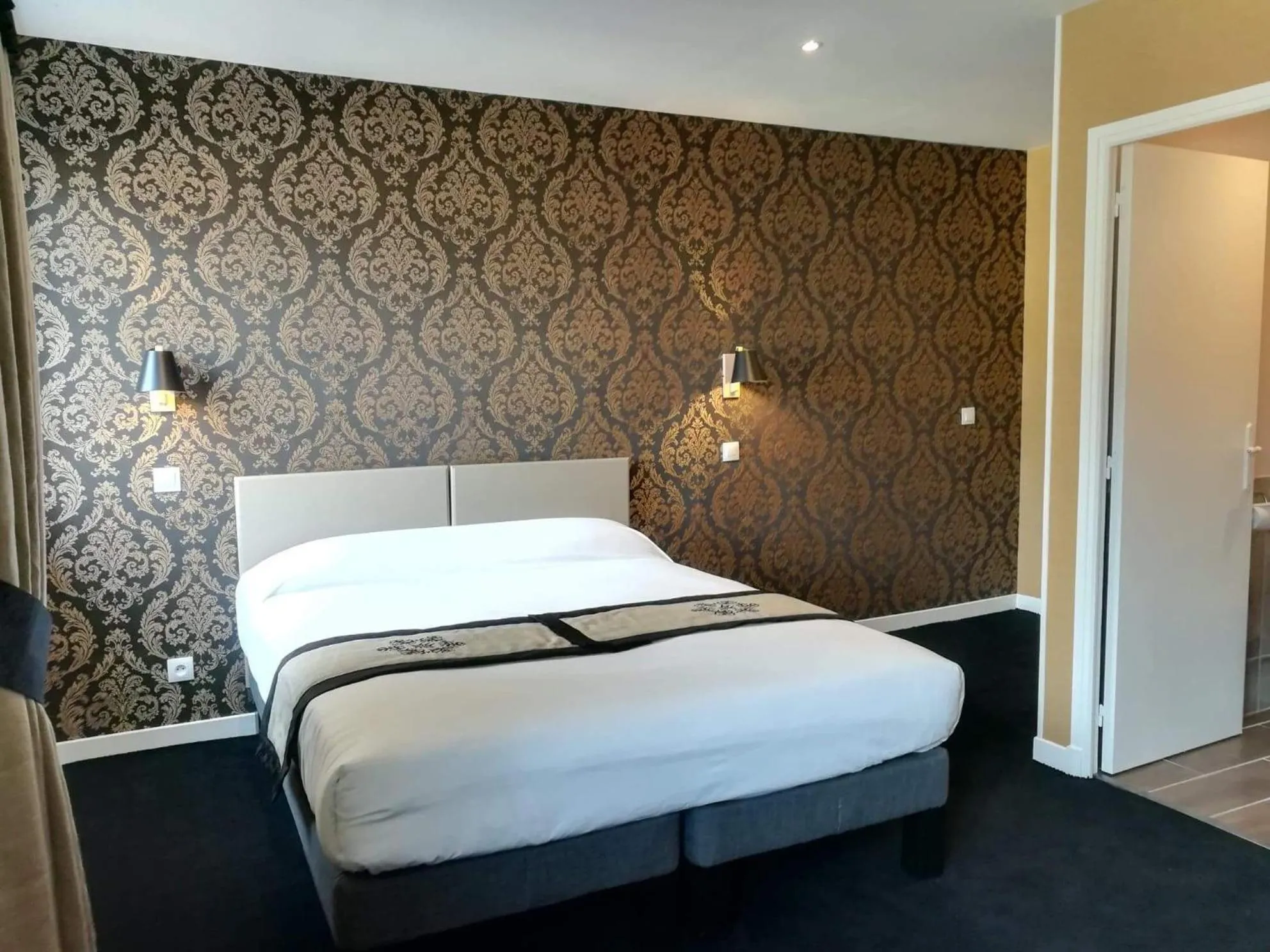 Photo of the whole room, Bed in L'Auberge du Port des Roches