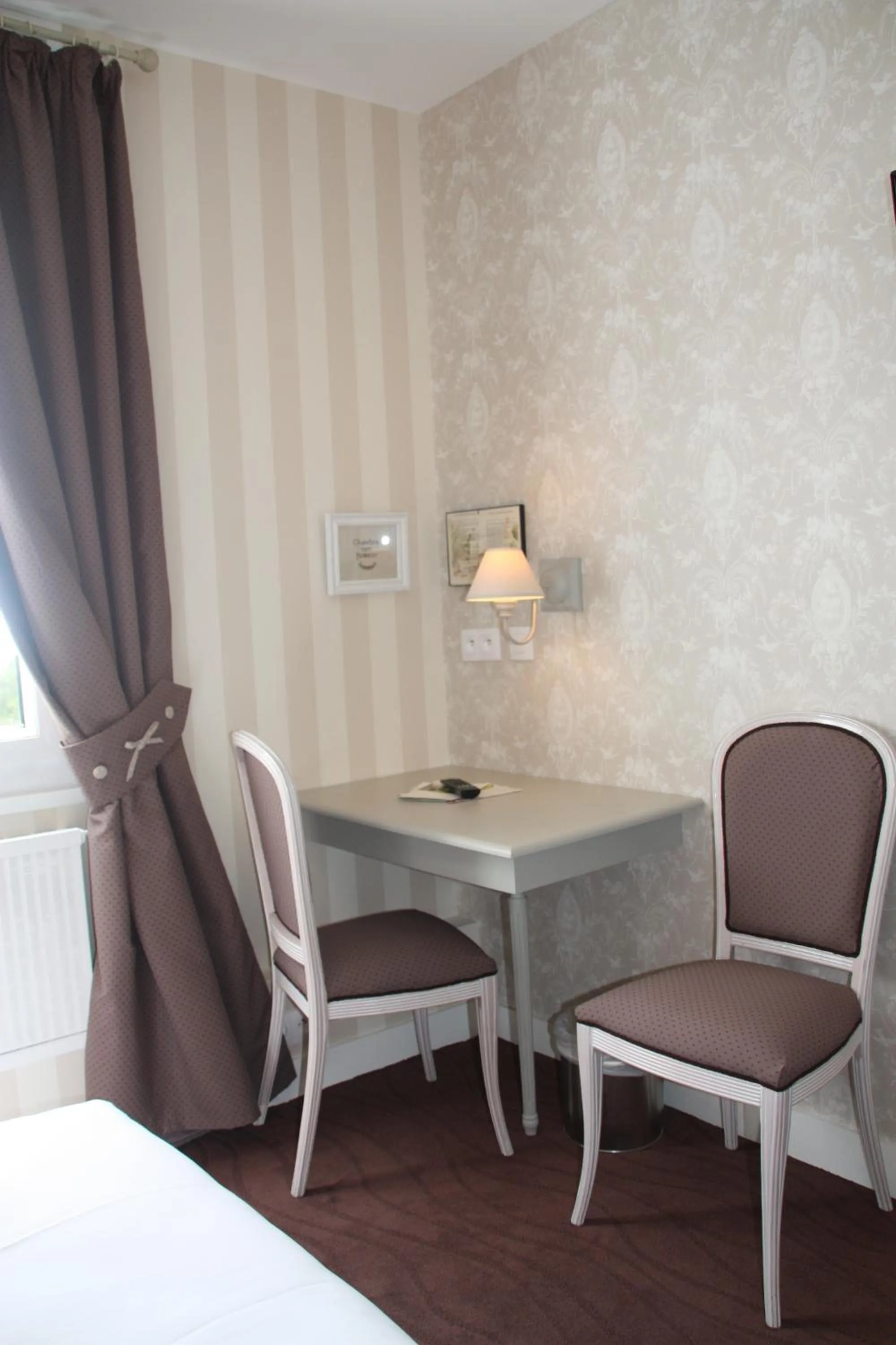 Seating area, Bed in L'Auberge du Port des Roches