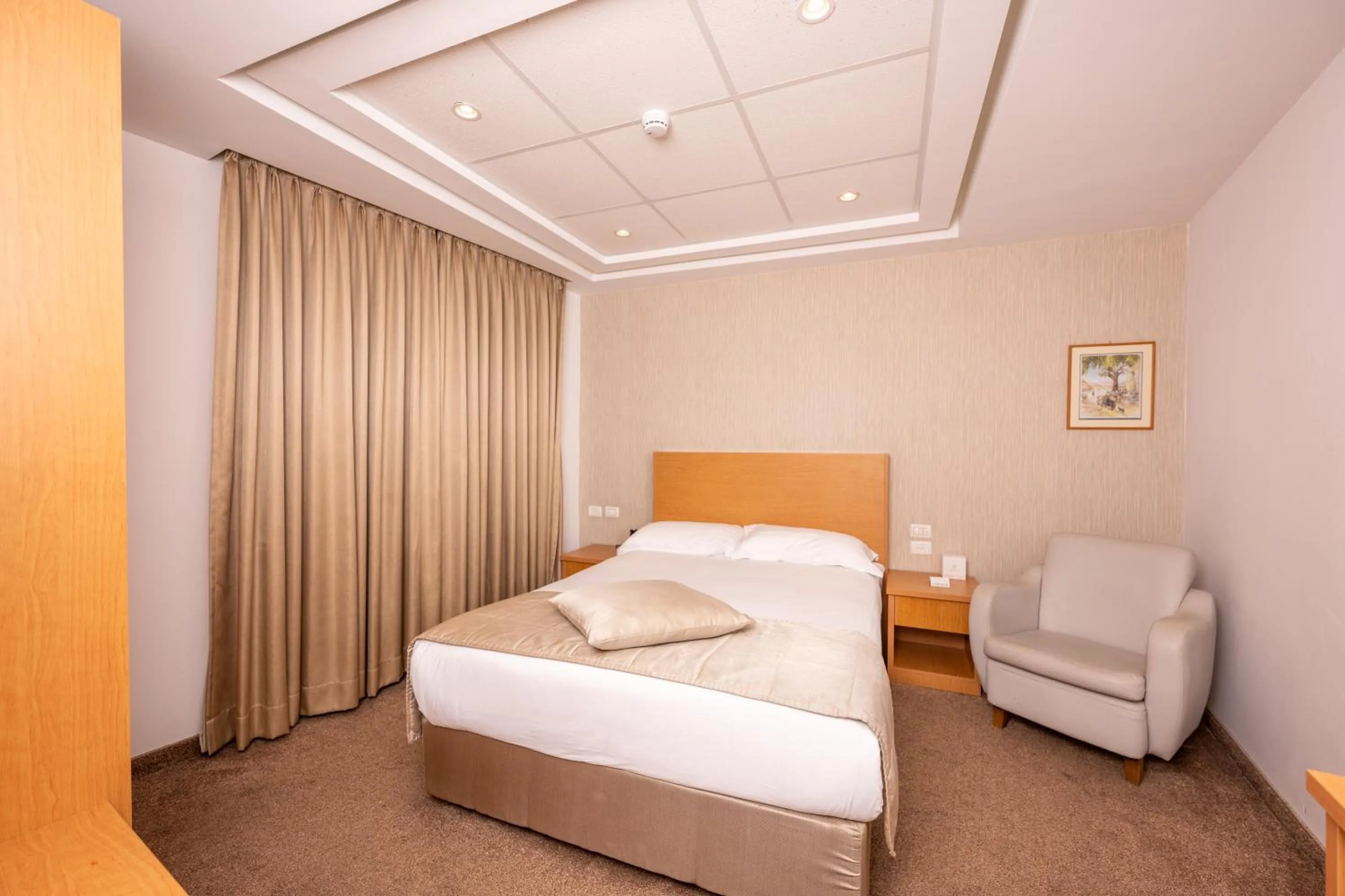 Bedroom, Bed in Golden Walls Hotel