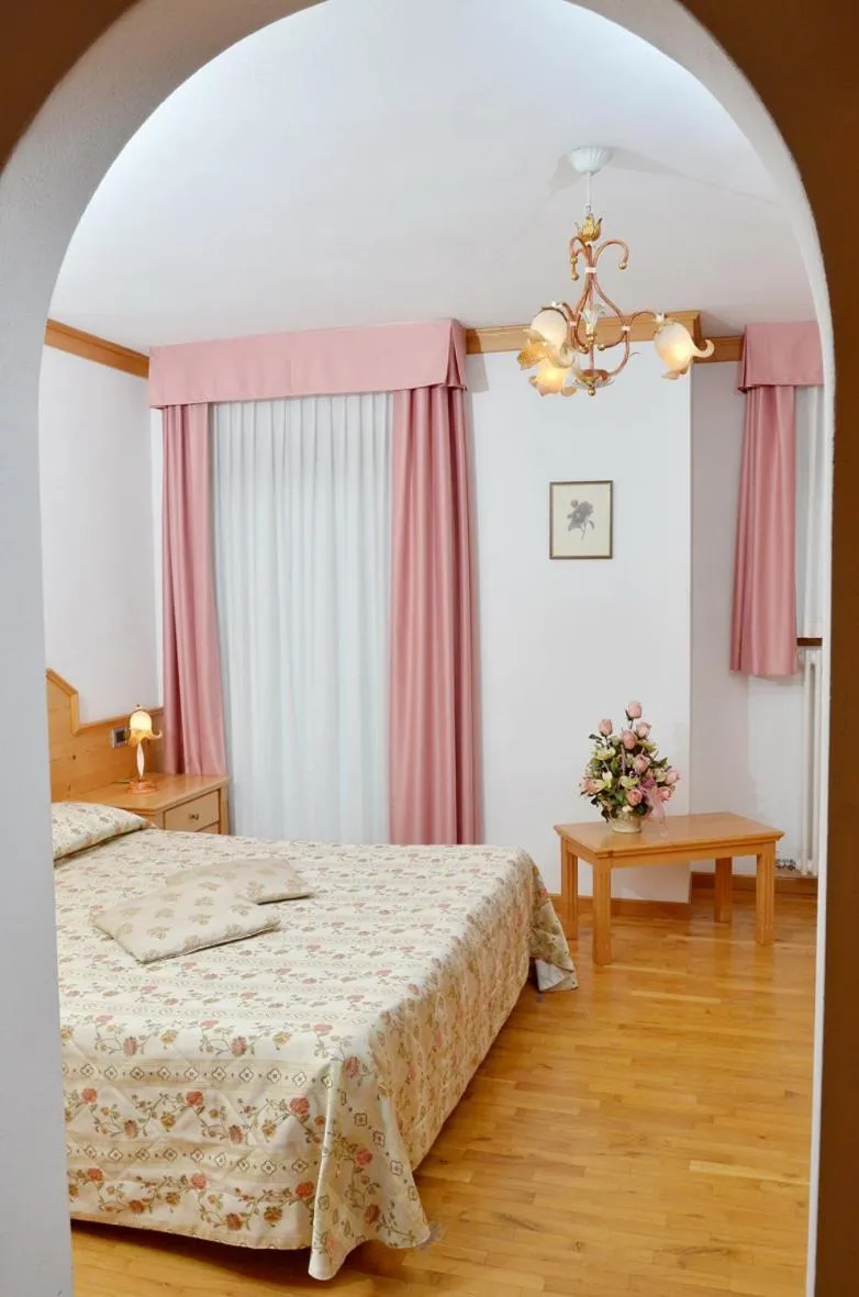 Photo of the whole room, Bed in Residence Taufer