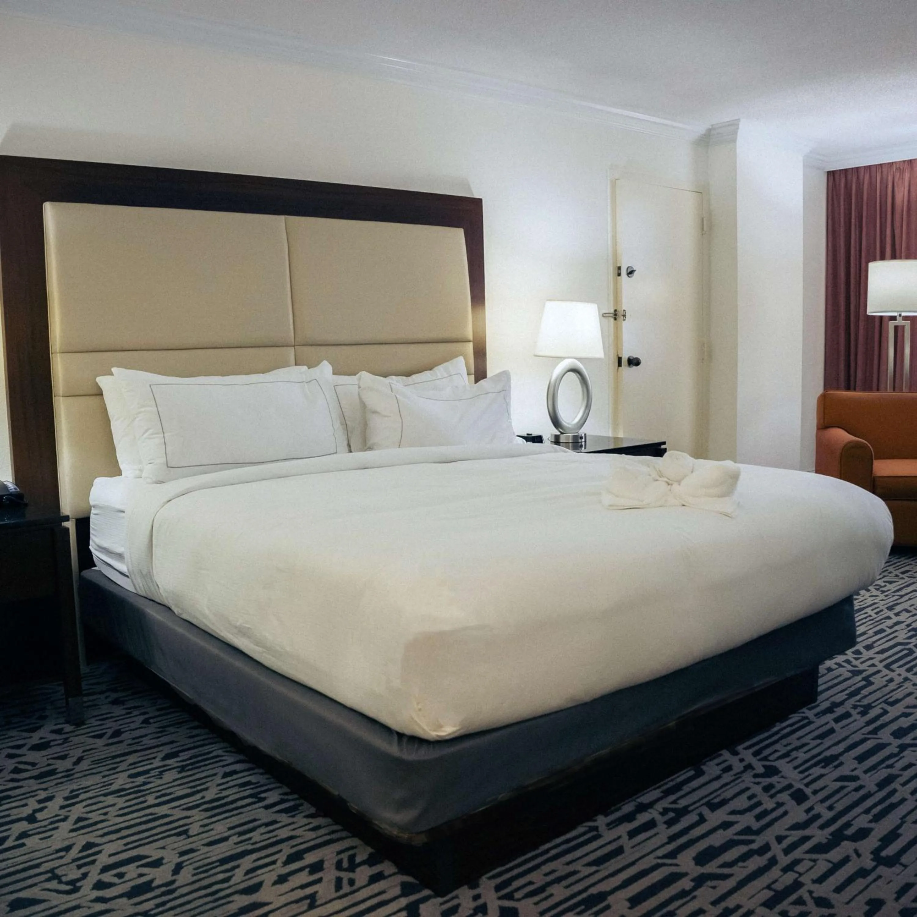 Photo of the whole room, Bed in Hilton Palm Beach PBI