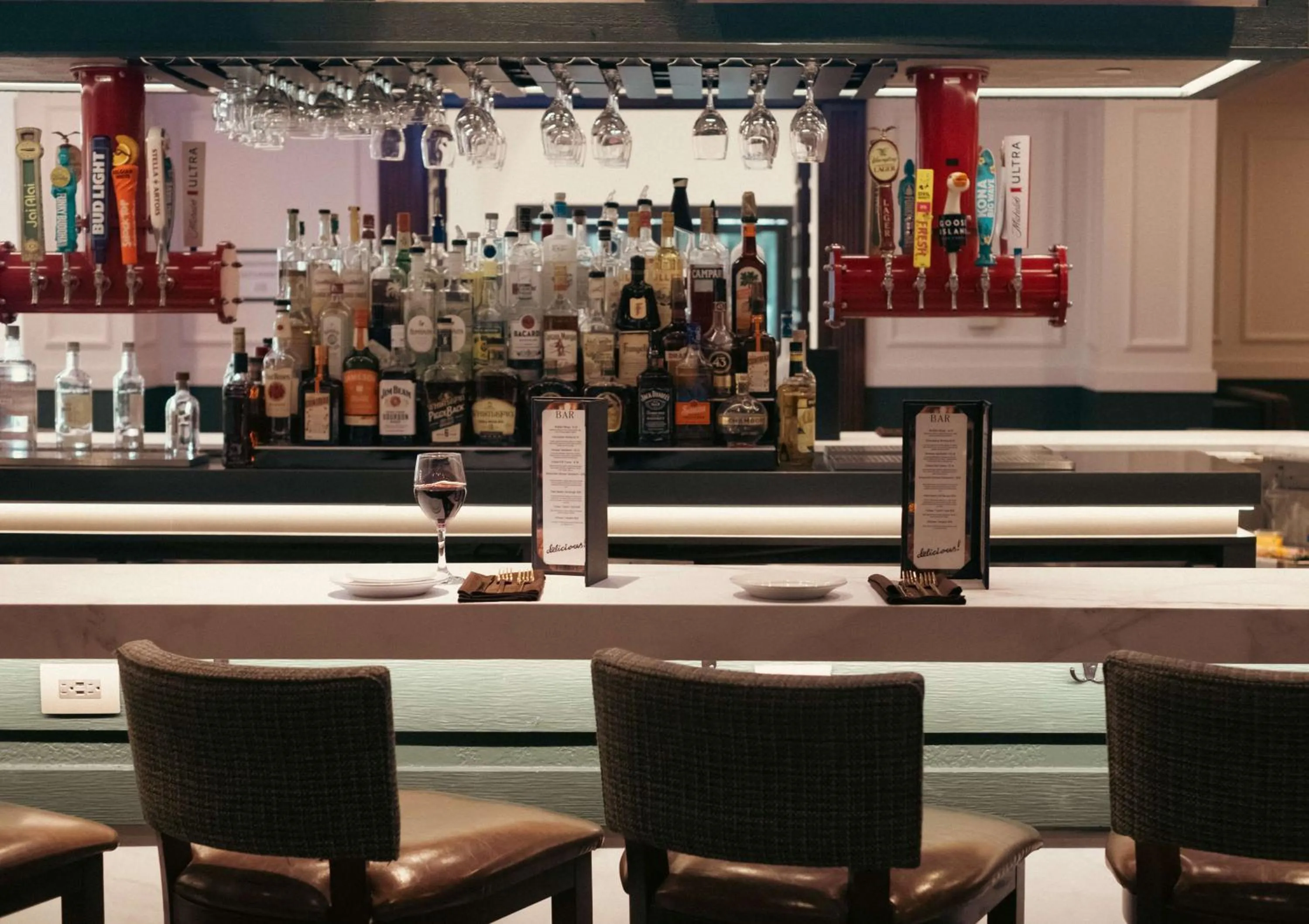 Lounge or bar in Hilton Palm Beach PBI