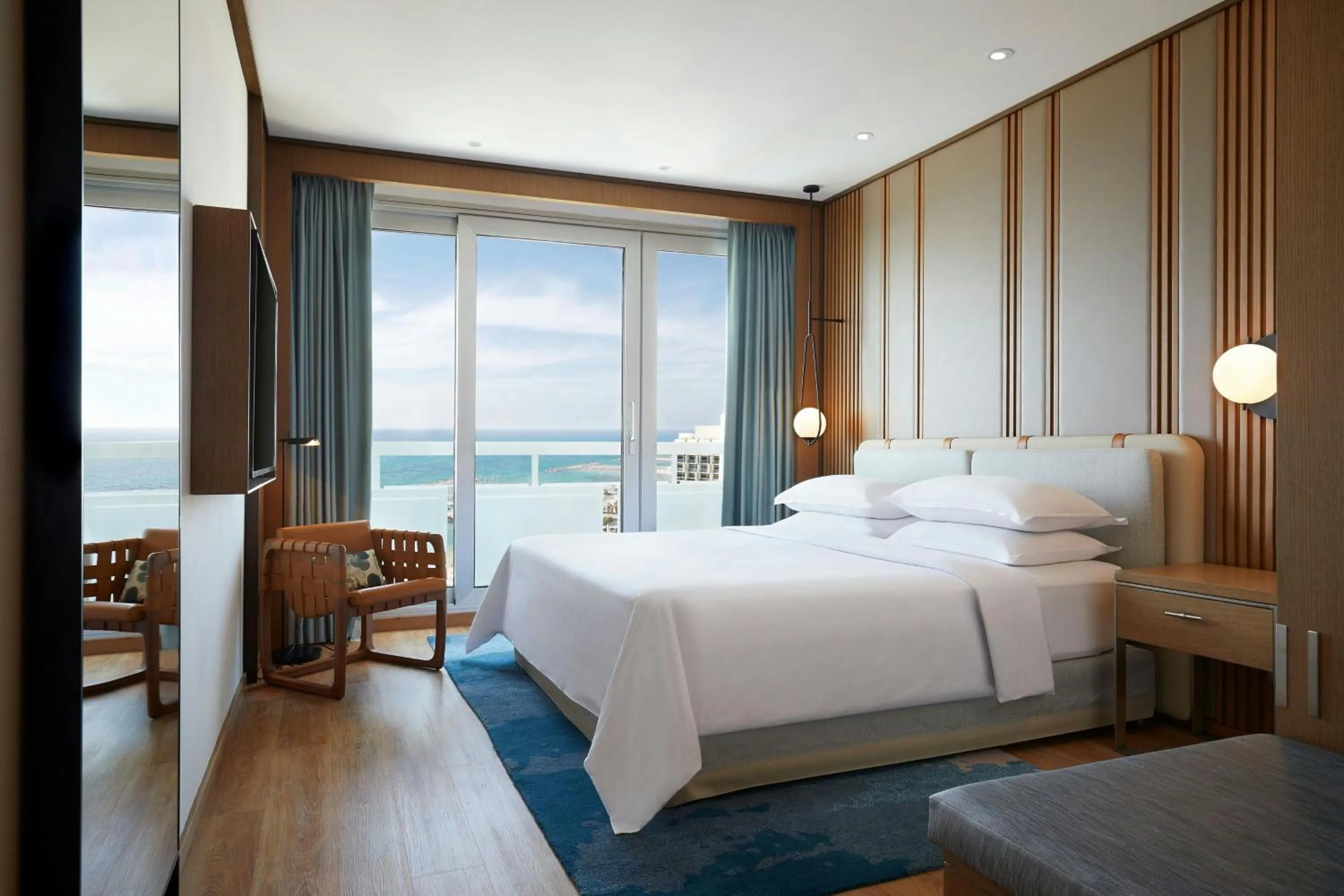 Bedroom, Bed in Sheraton Grand Tel Aviv