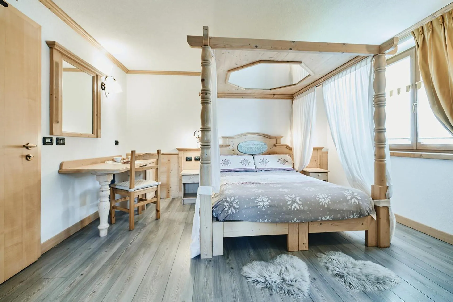 Deluxe Room in Hotel 2000