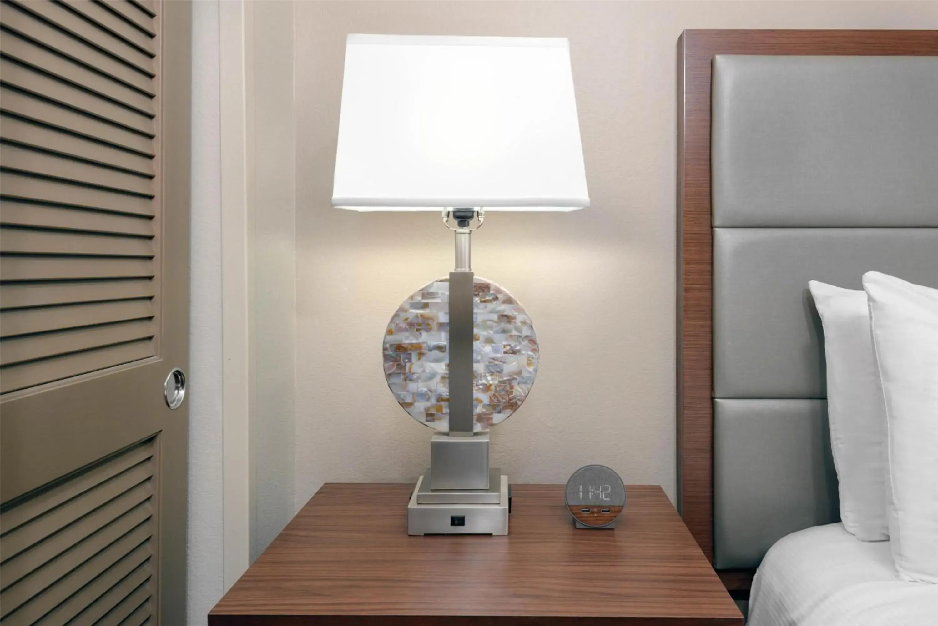 Bed in DoubleTree by Hilton Hotel West Palm Beach Airport Bed in DoubleTree by Hilton Hotel West Palm Beach Airport