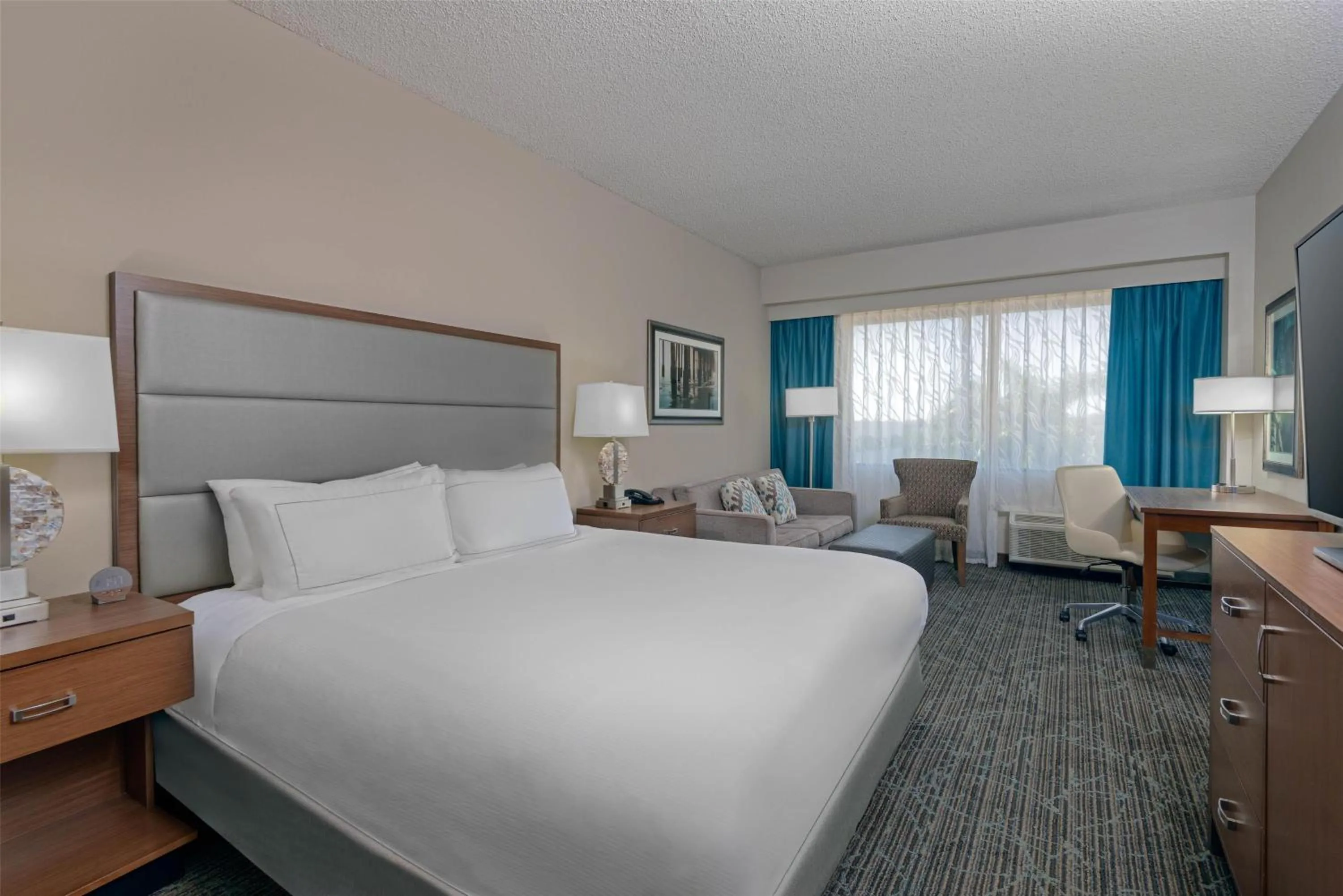 Living room, Bed in DoubleTree by Hilton Hotel West Palm Beach Airport