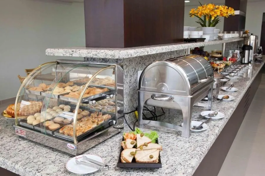 Restaurant/places to eat in Serras Hotel