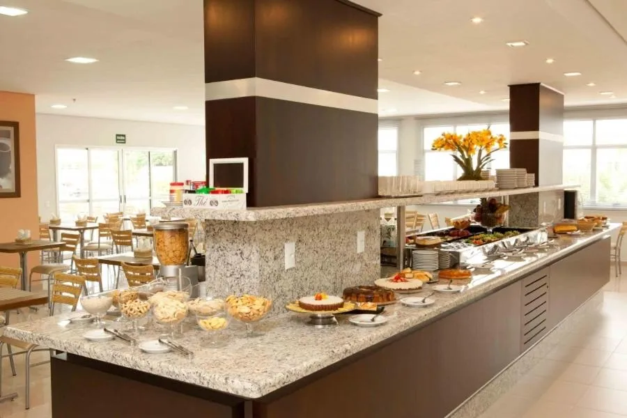 Restaurant/places to eat in Serras Hotel