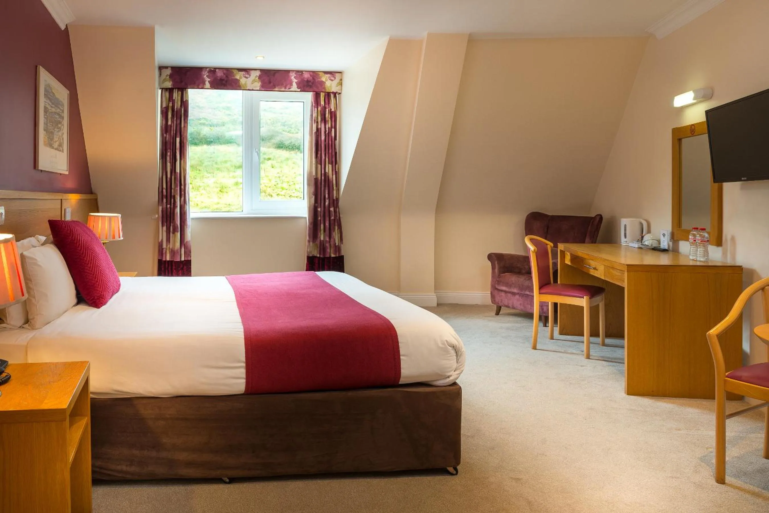 Bedroom, Bed in Hotel Ceann Sibeal