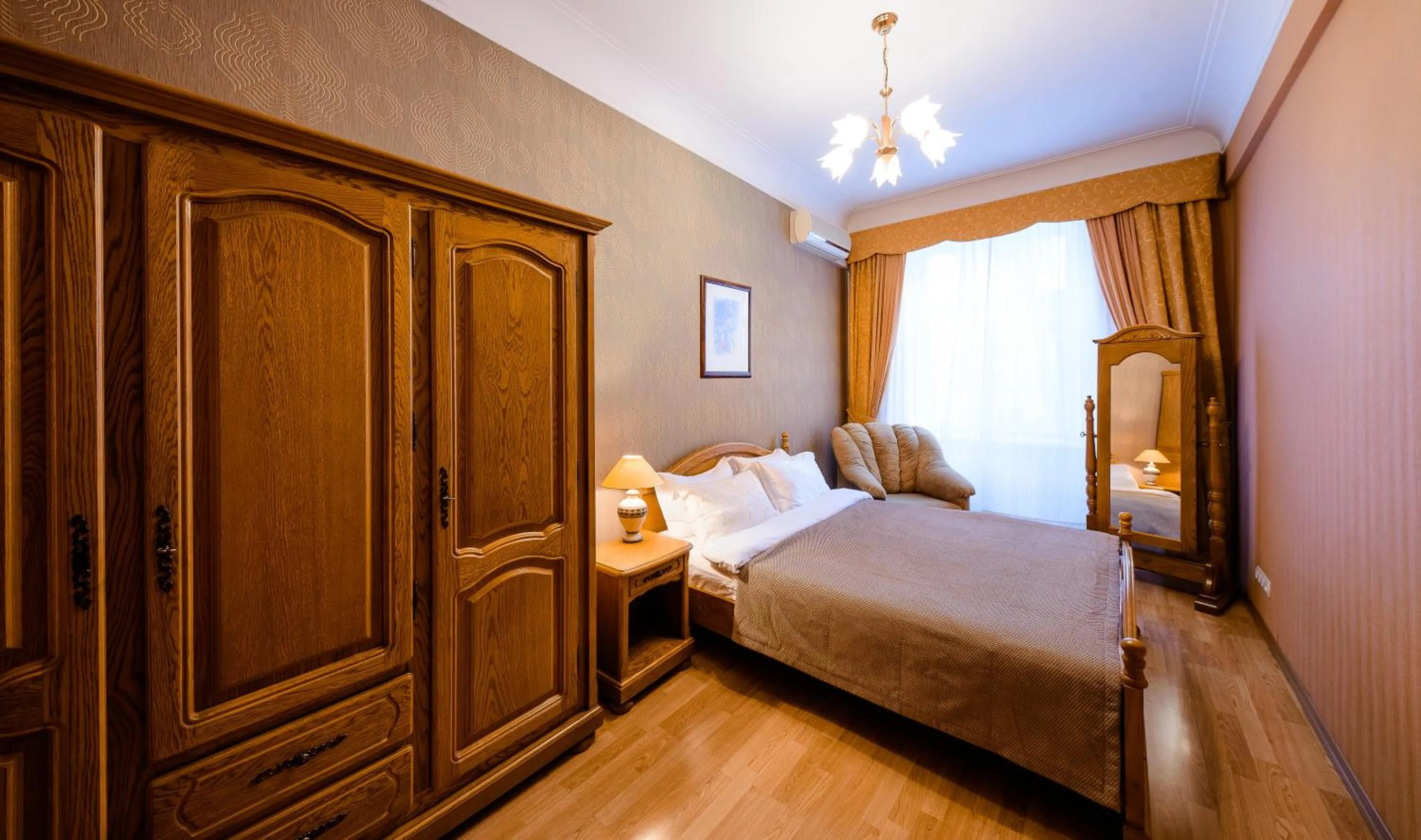 Photo of the whole room, Bed in Khreschatyk Suites