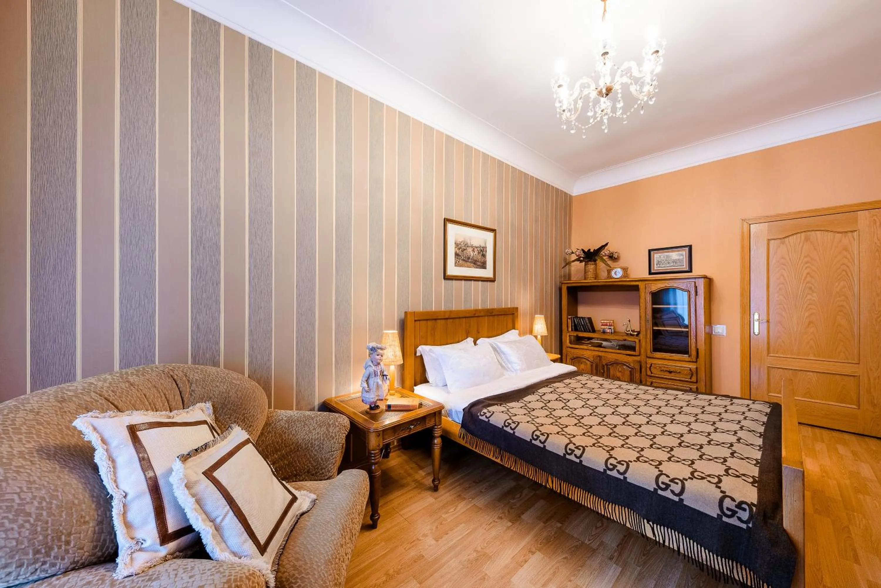 Photo of the whole room, Bed in Khreschatyk Suites