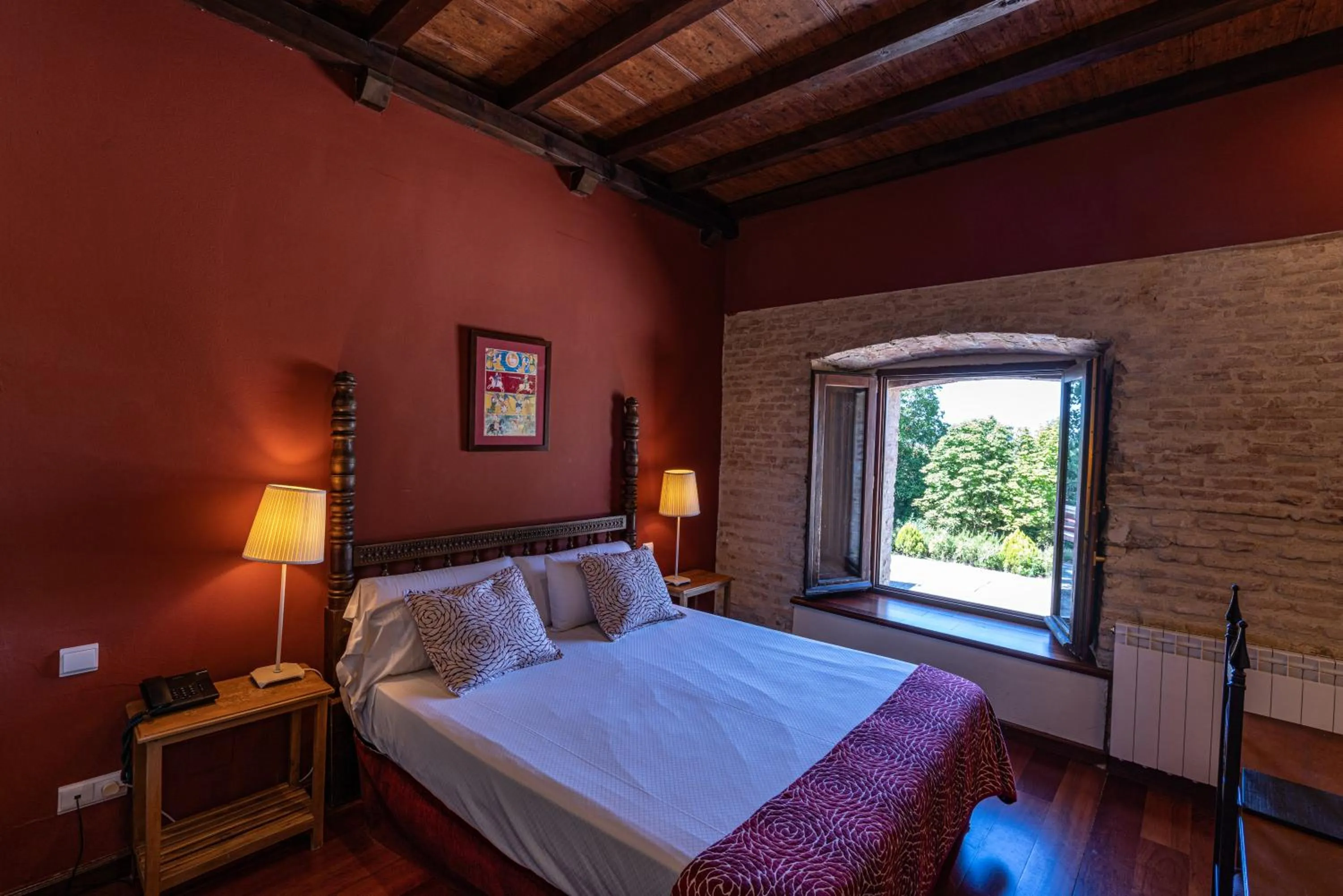 Bed in Hotel Real Monasterio de San Zoilo