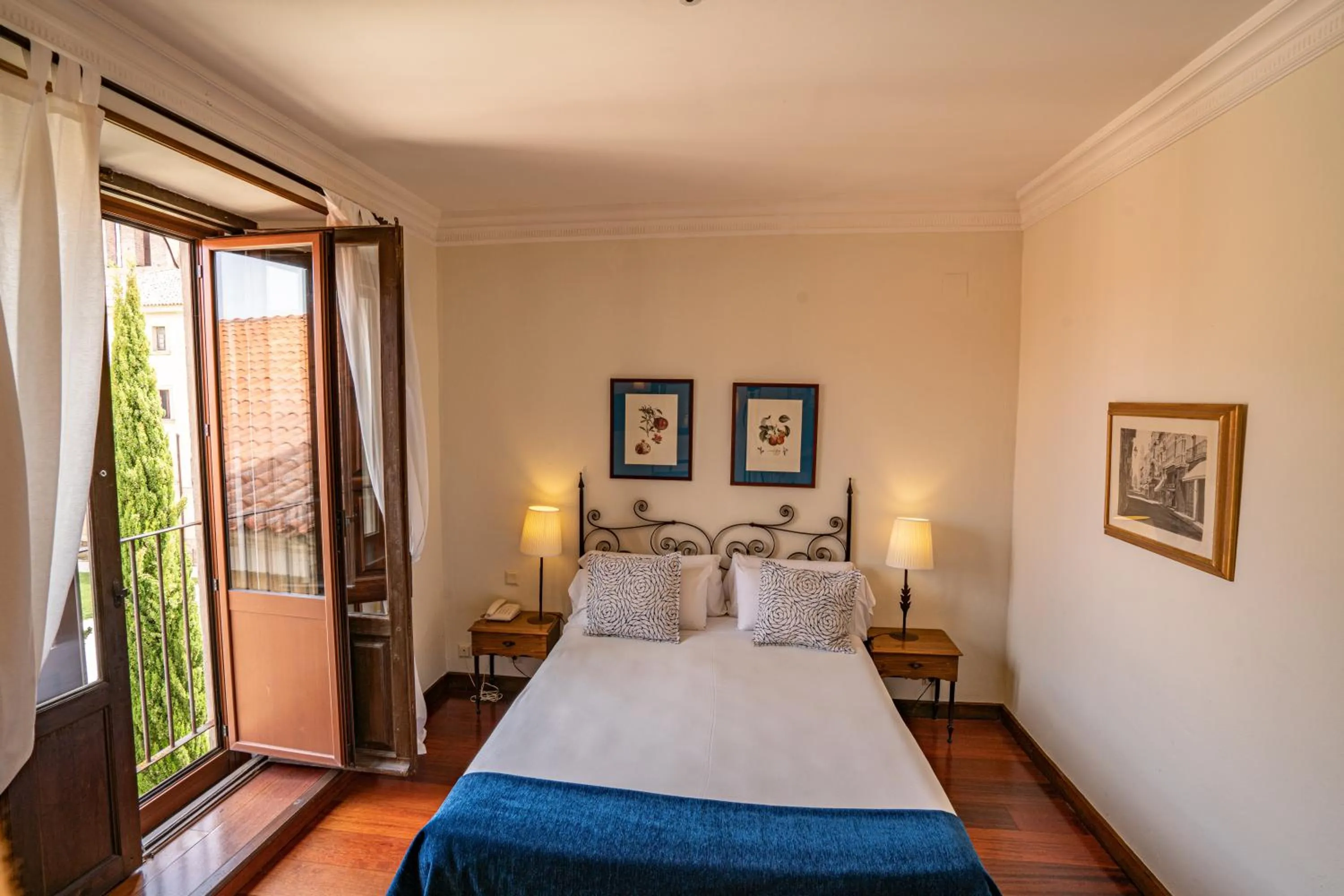 Bed in Hotel Real Monasterio de San Zoilo