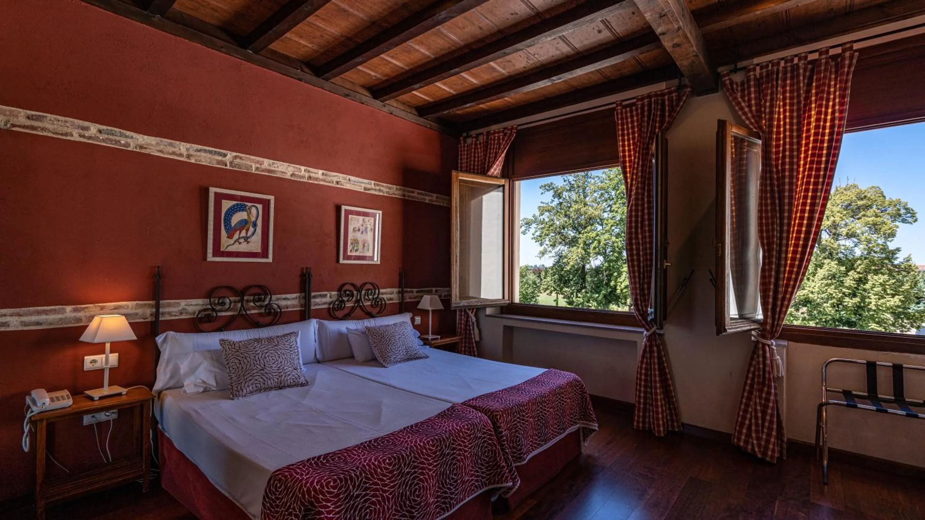 Bed in Hotel Real Monasterio de San Zoilo