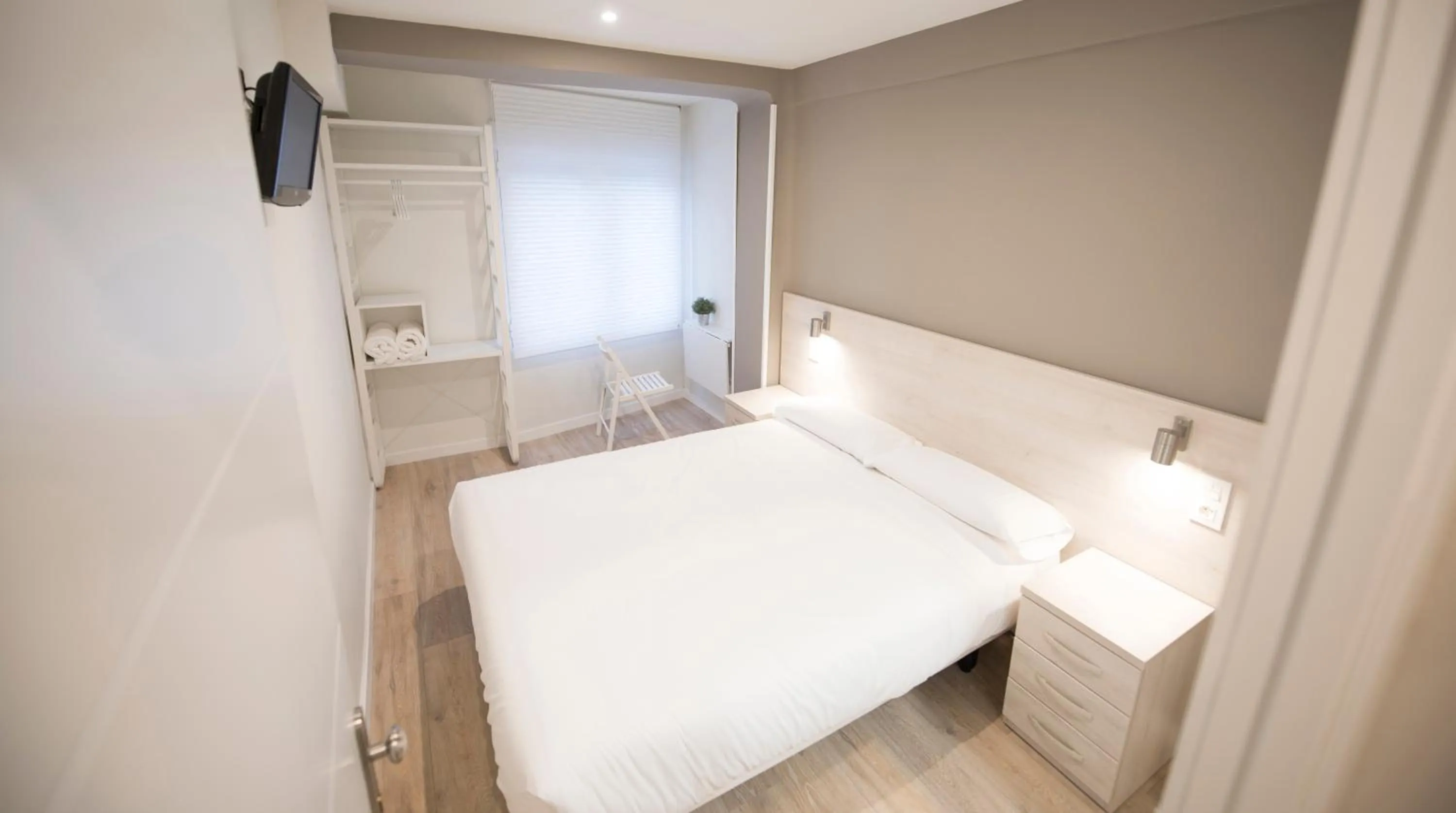 Decorative detail, Bed in Happy Hostal Carrales