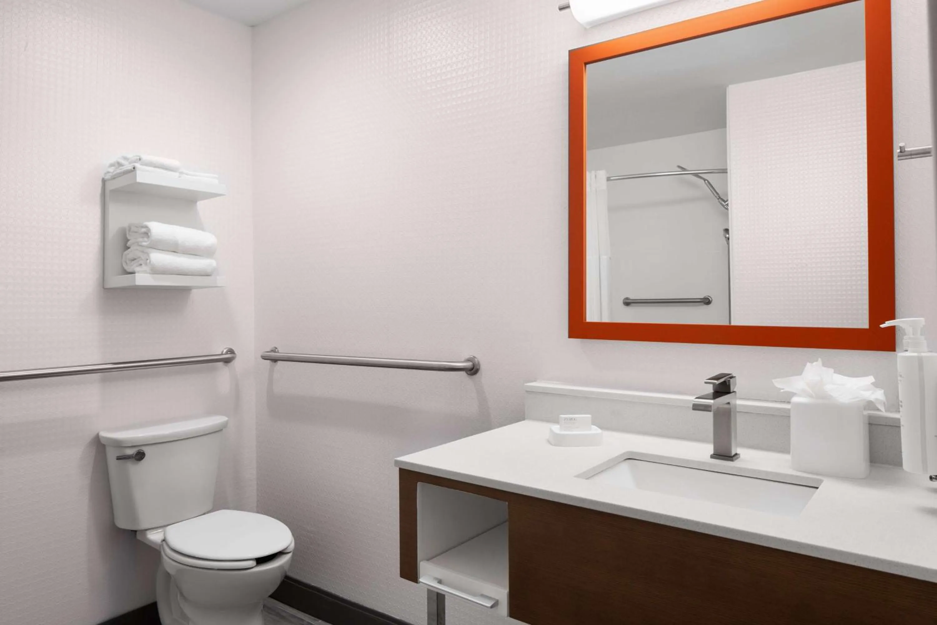 Bathroom in Hampton Inn Norfolk/Virginia Beach