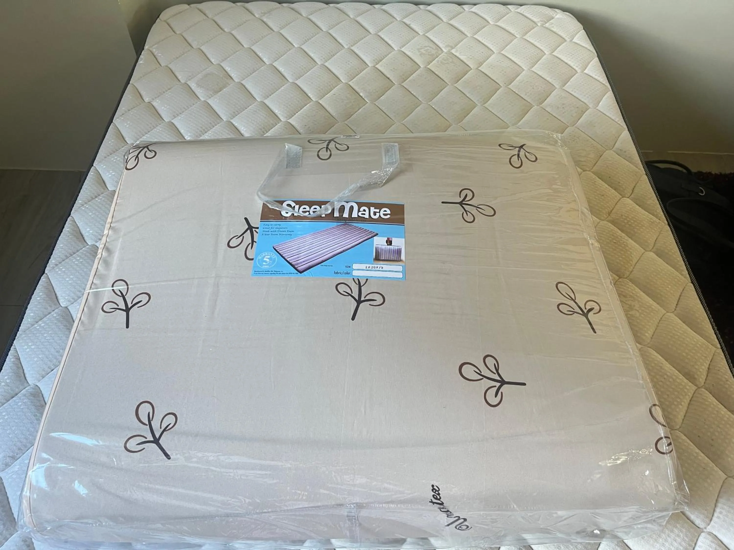 Family, Bed in Staycation condo with pool near SM Tungko, Bulacan