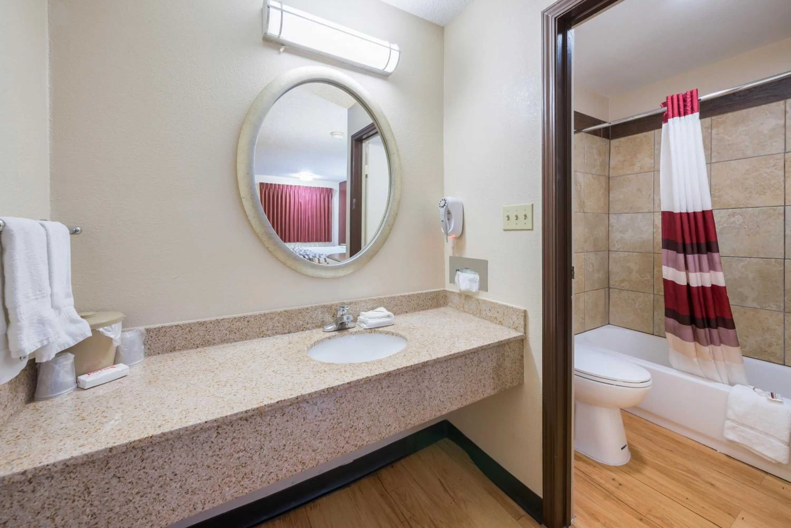 Bathroom in Red Roof Inn Columbus - Grove City