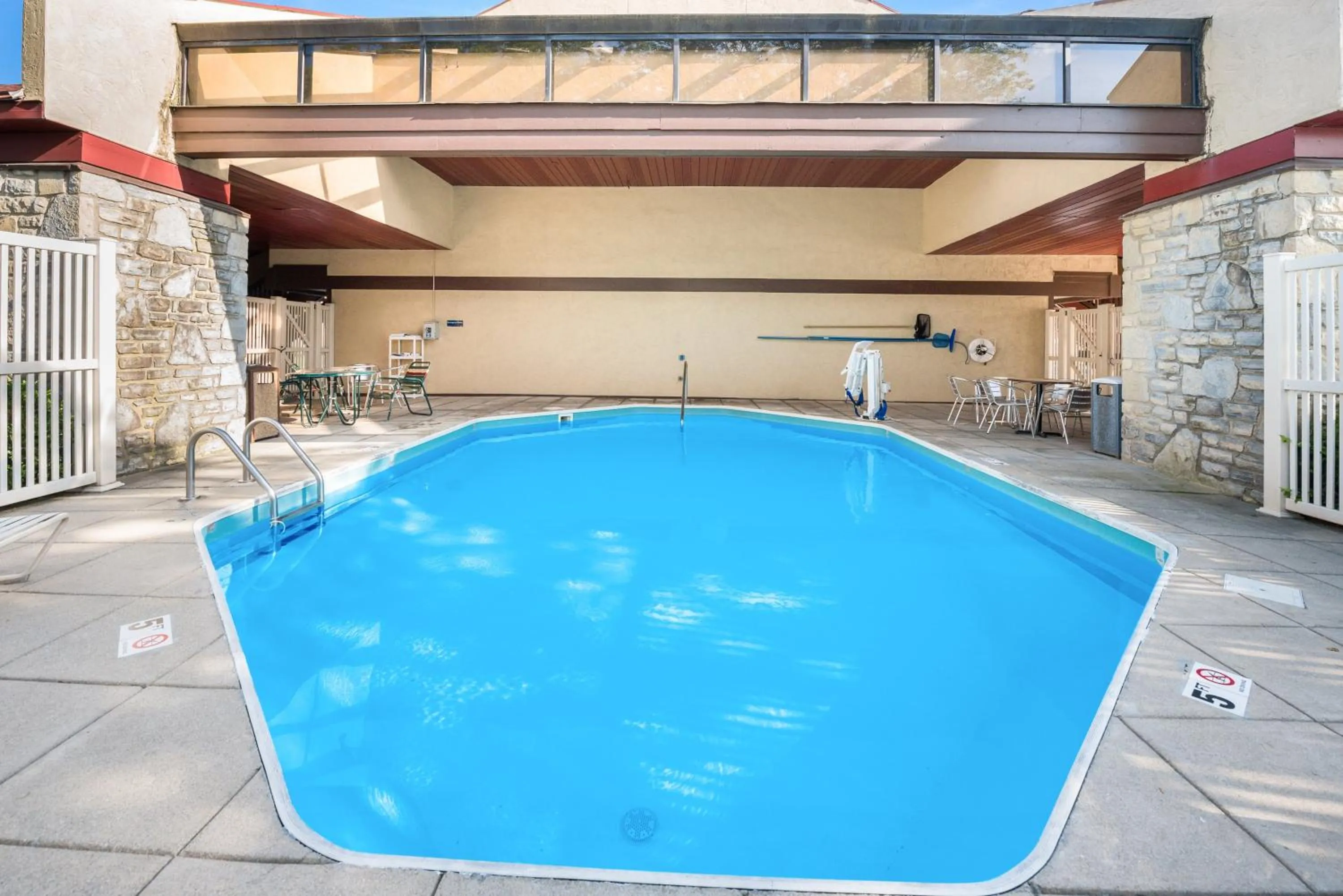 Swimming pool in Red Roof Inn Columbus - Grove City