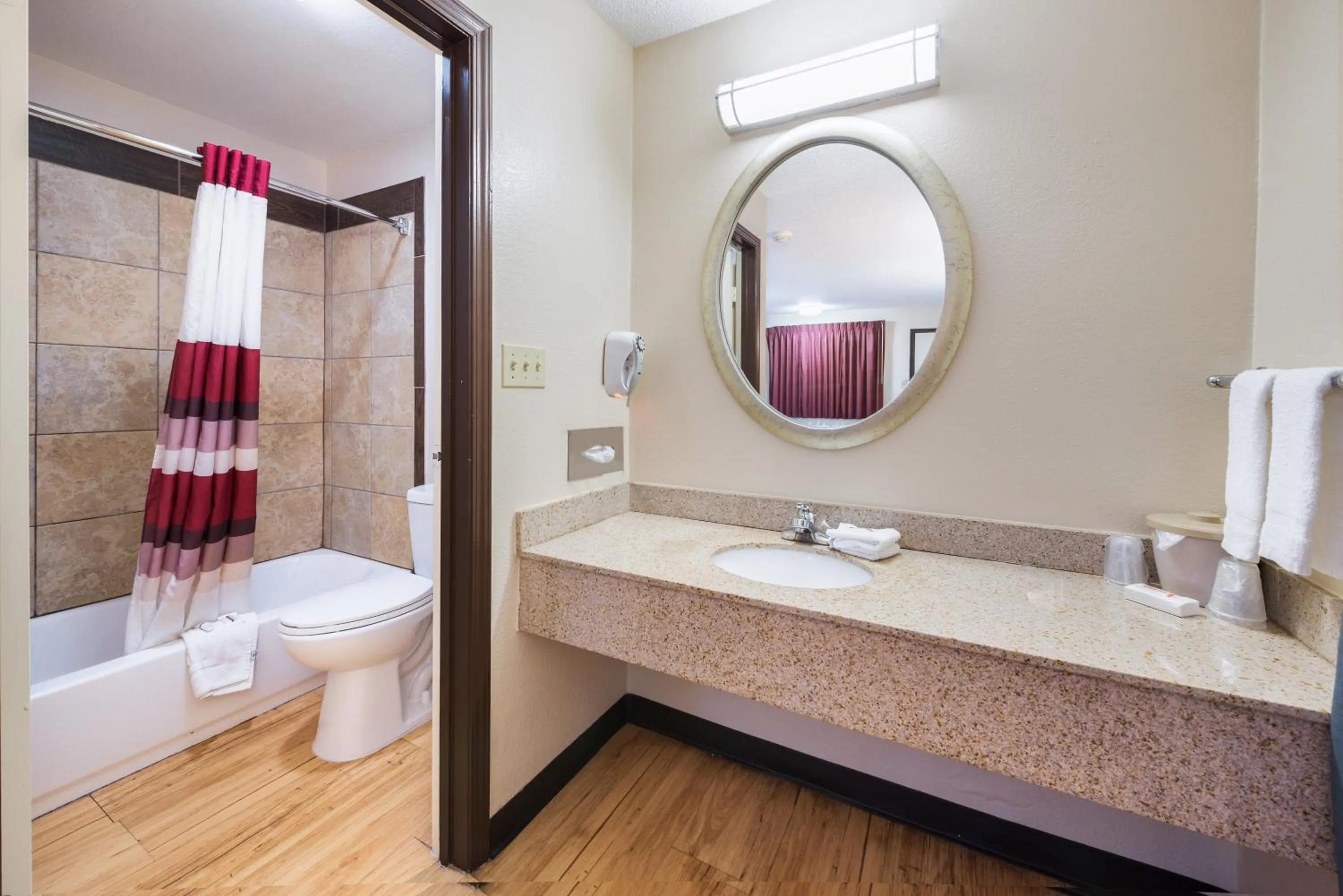Bathroom in Red Roof Inn Columbus - Grove City