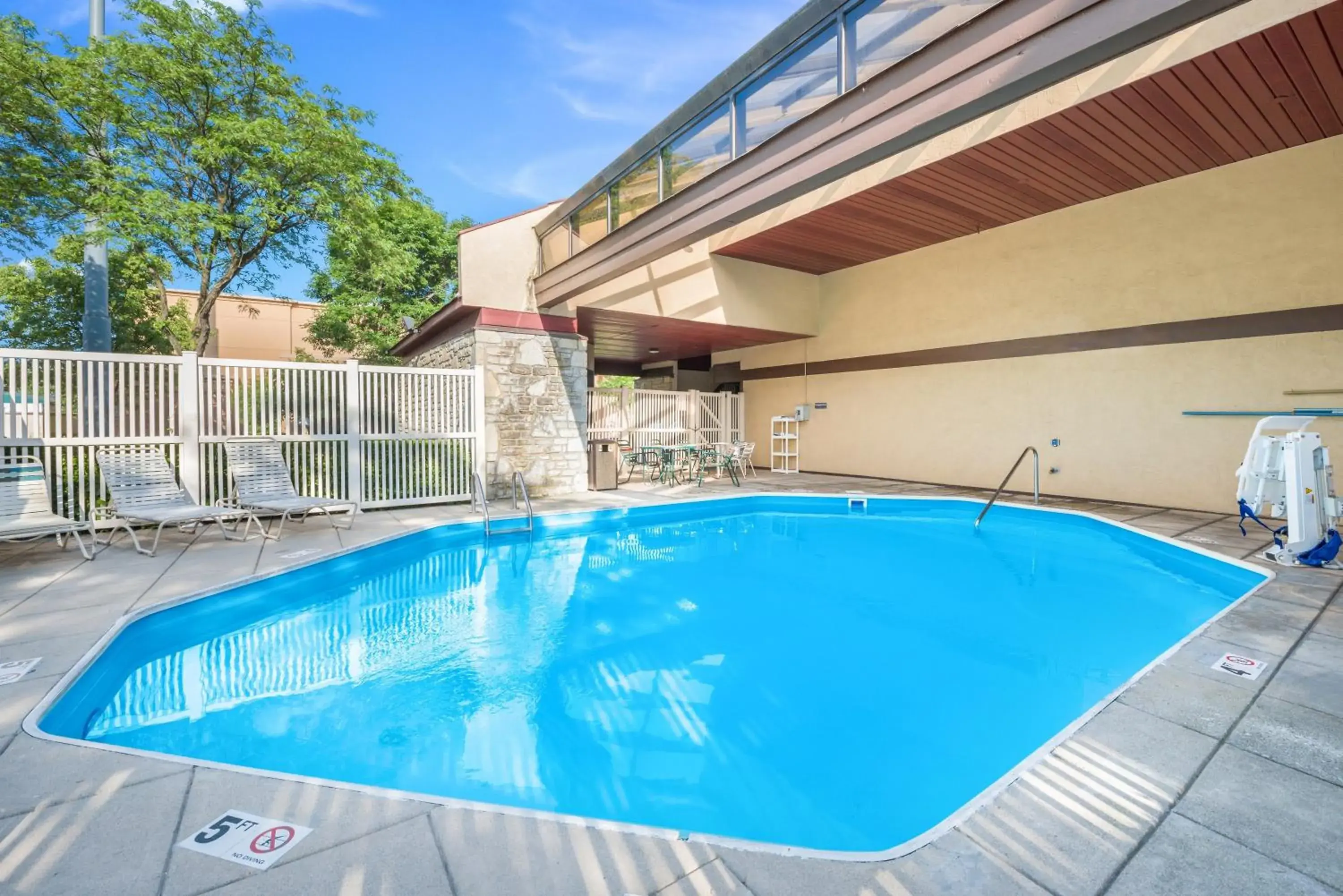 Swimming pool in Red Roof Inn Columbus - Grove City Swimming pool in Red Roof Inn Columbus - Grove City