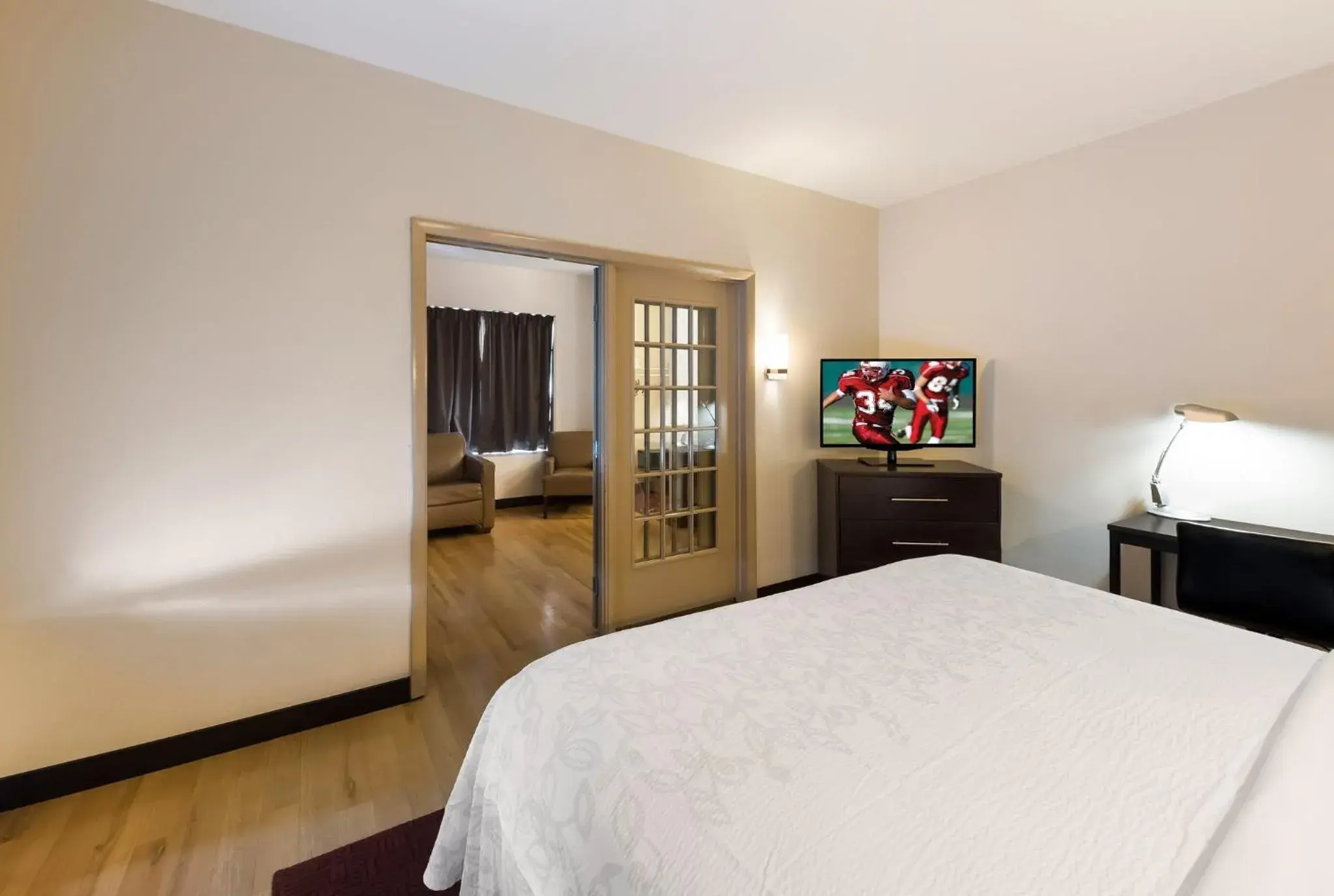 Bedroom, Bed in Red Roof Inn PLUS+ Columbus Downtown - Convention Center Bedroom, Bed in Red Roof Inn PLUS+ Columbus Downtown - Convention Center
