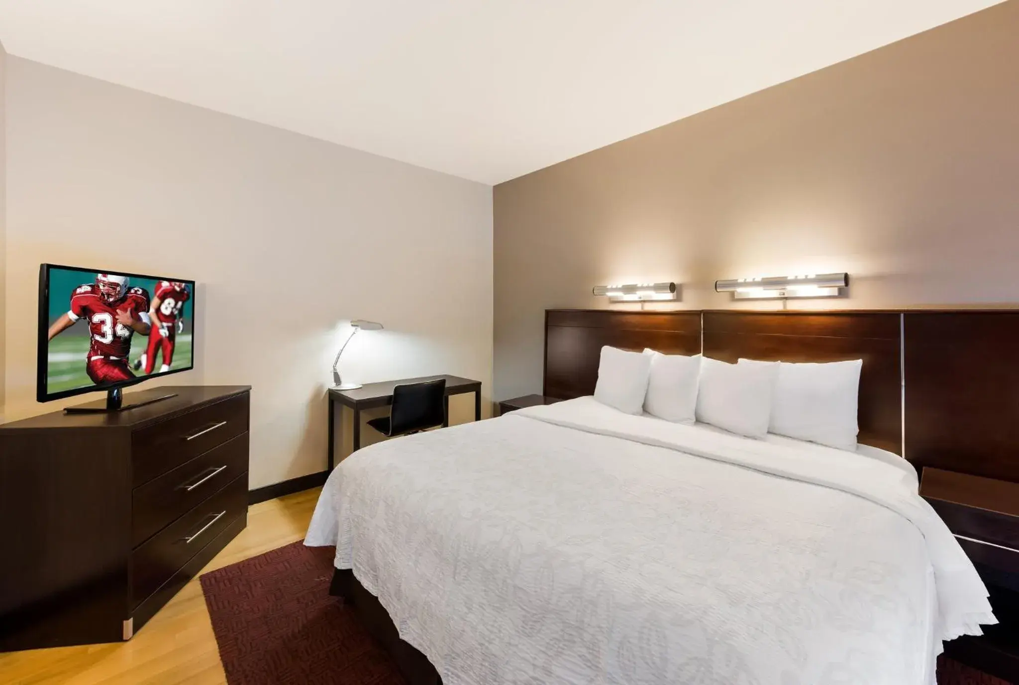 Bedroom, Bed in Red Roof Inn PLUS+ Columbus Downtown - Convention Center Bedroom, Bed in Red Roof Inn PLUS+ Columbus Downtown - Convention Center