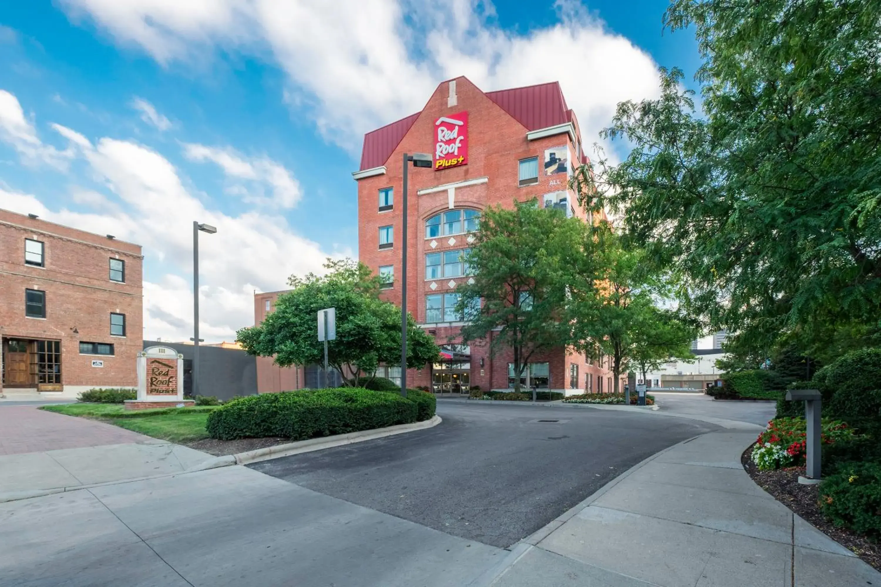 Property building in Red Roof Inn PLUS+ Columbus Downtown - Convention Center Property building in Red Roof Inn PLUS+ Columbus Downtown - Convention Center