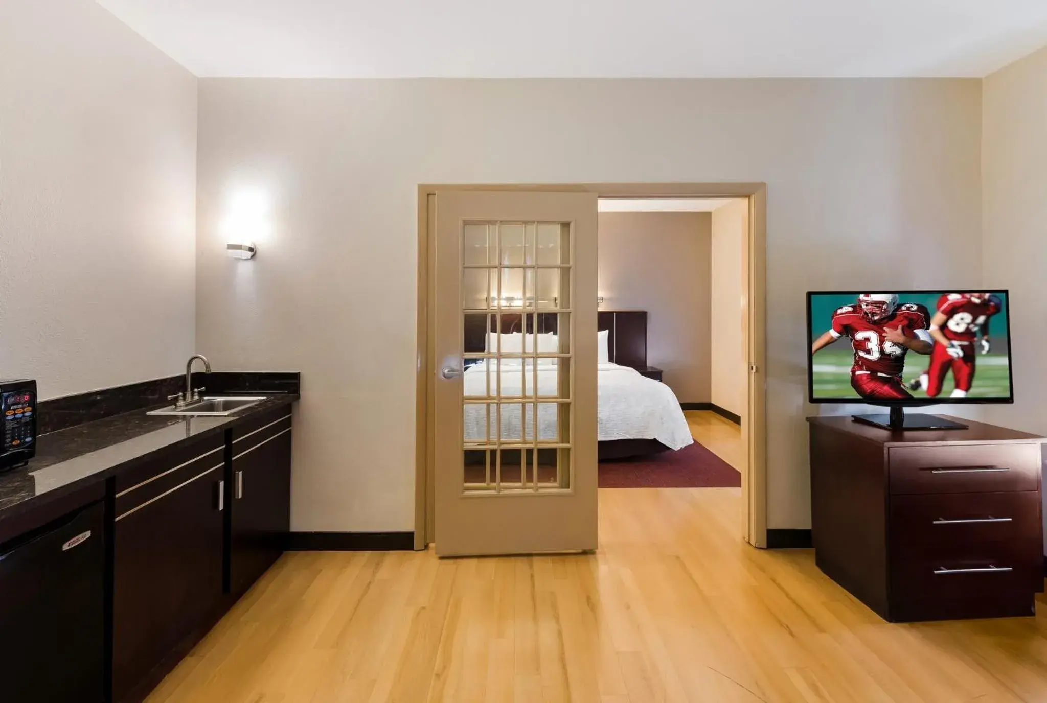 Bedroom, Bed in Red Roof Inn PLUS+ Columbus Downtown - Convention Center Bedroom, Bed in Red Roof Inn PLUS+ Columbus Downtown - Convention Center