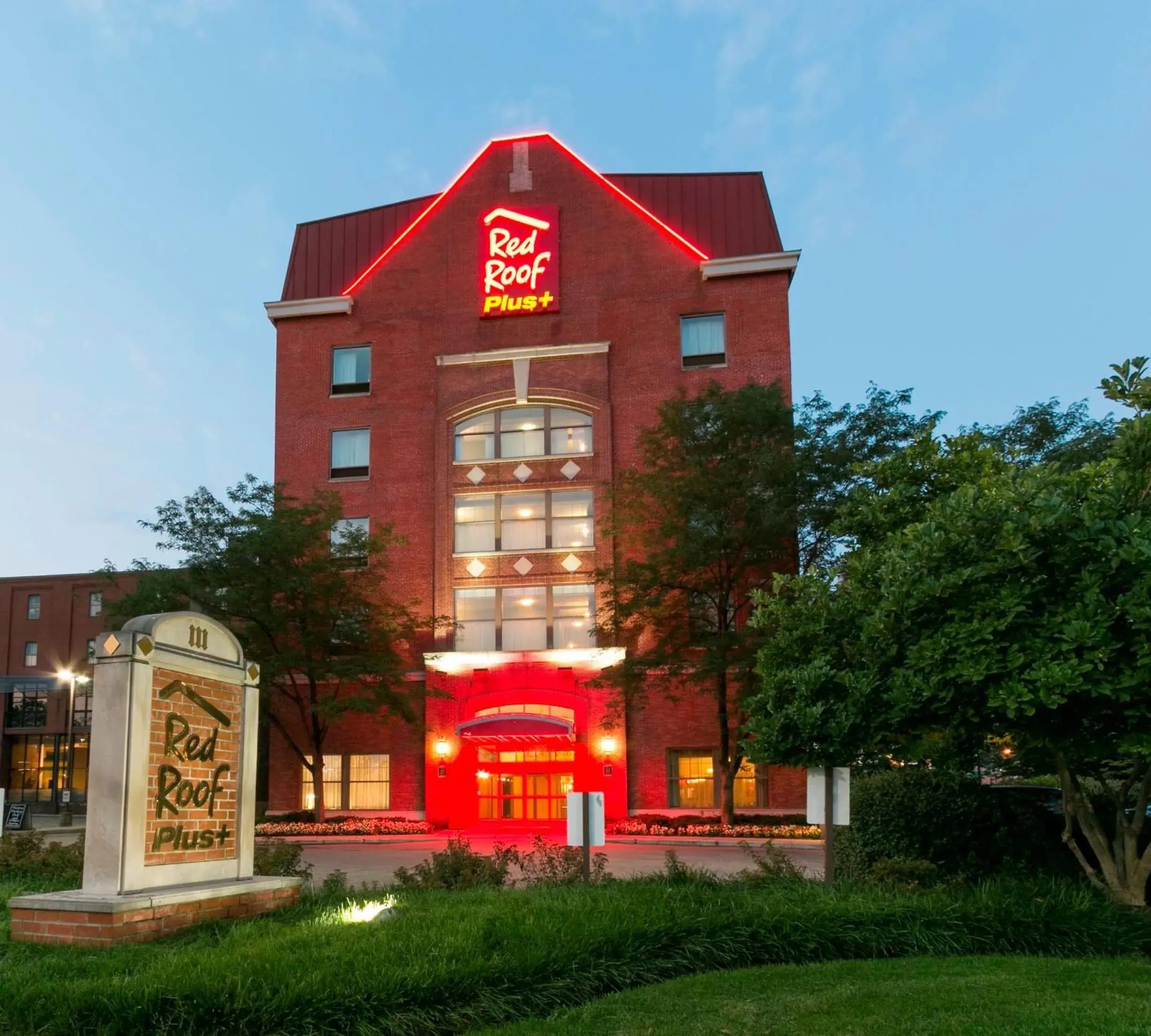 Property building in Red Roof Inn PLUS+ Columbus Downtown - Convention Center Property building in Red Roof Inn PLUS+ Columbus Downtown - Convention Center