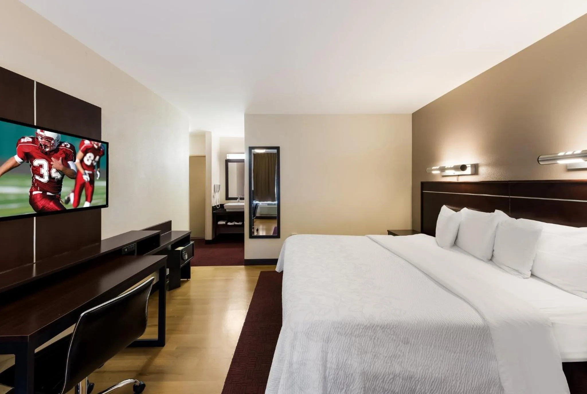 Photo of the whole room, Bed in Red Roof Inn PLUS+ Columbus Downtown - Convention Center