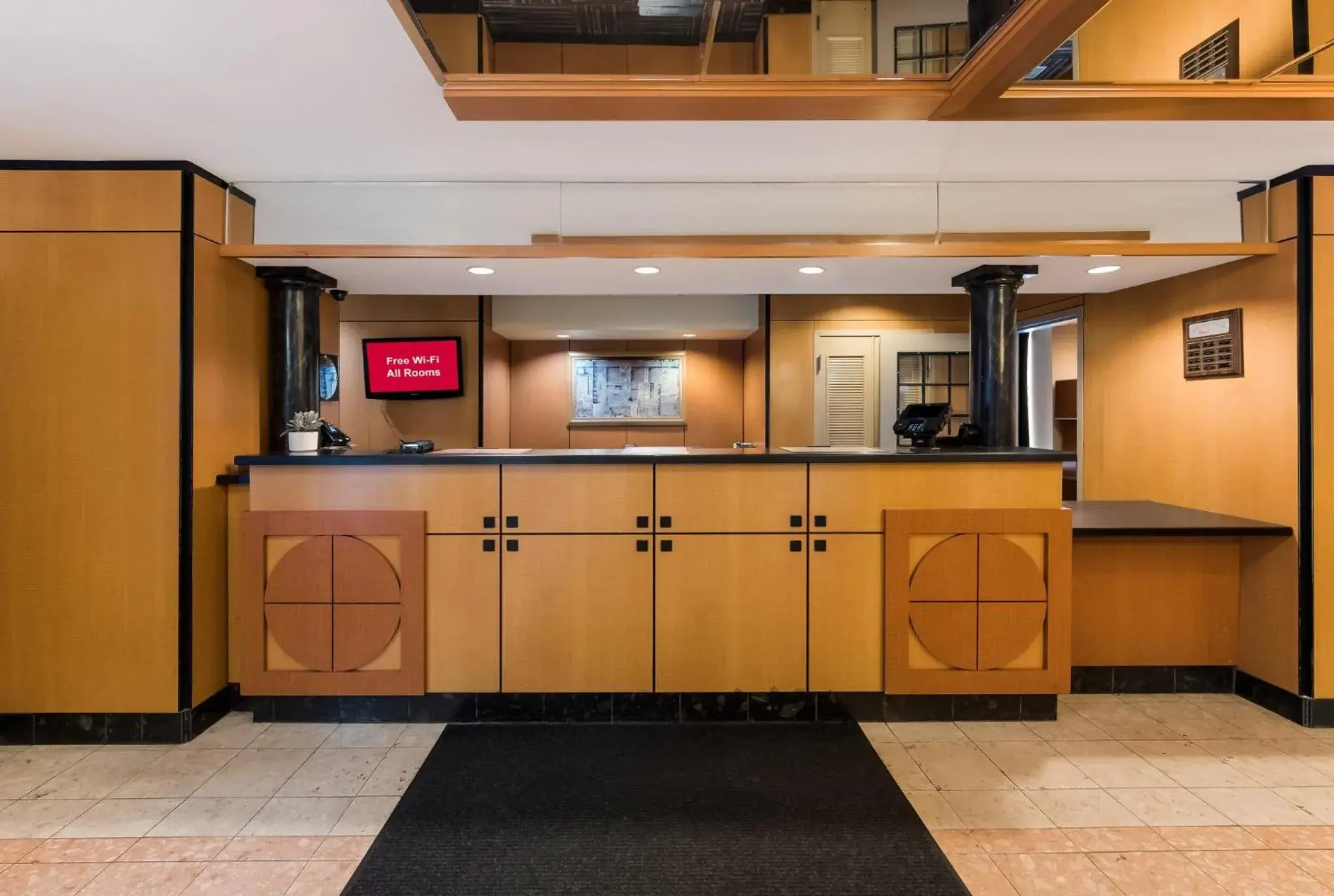 Lobby or reception in Red Roof Inn PLUS+ Columbus Downtown - Convention Center Lobby or reception in Red Roof Inn PLUS+ Columbus Downtown - Convention Center