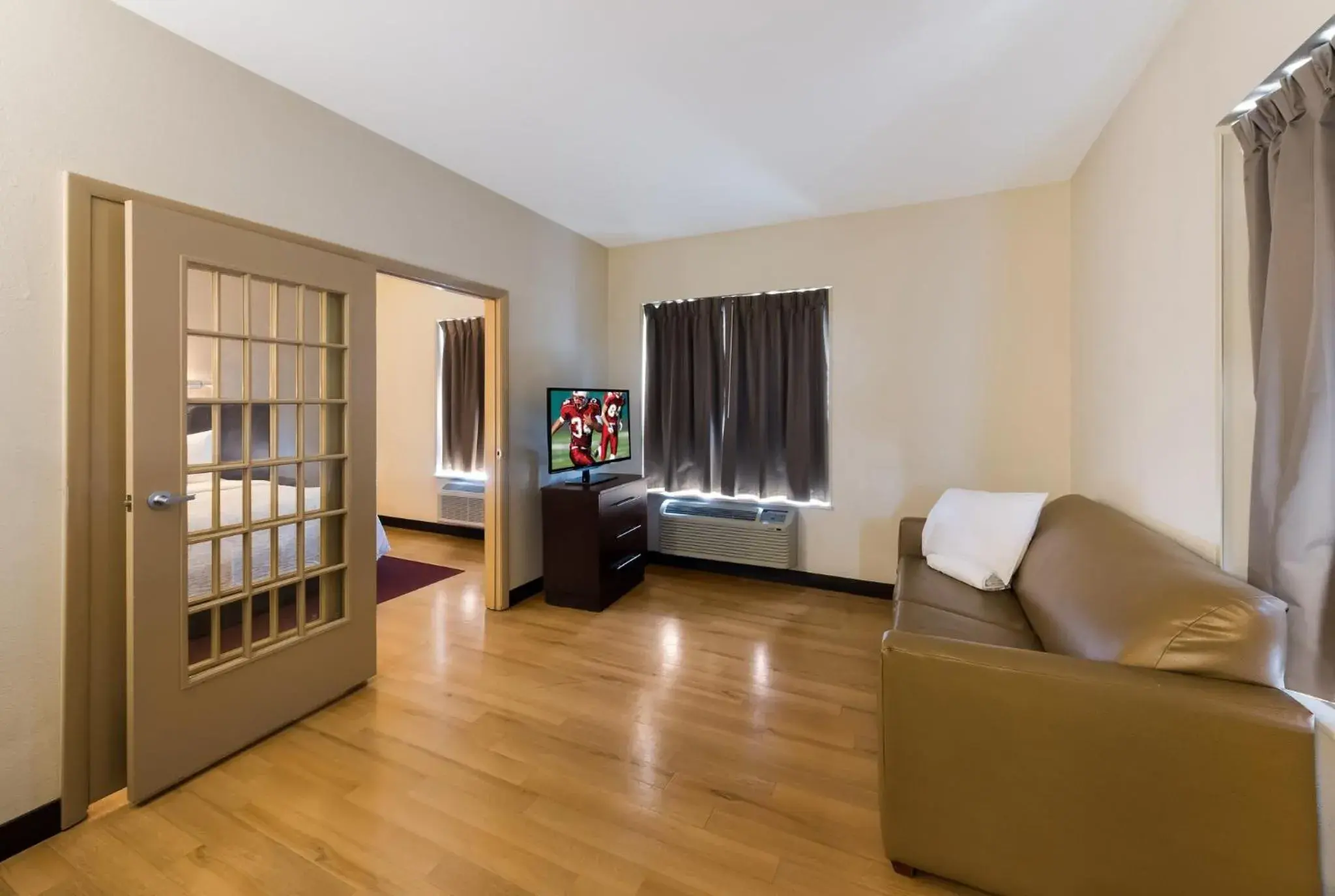 Bedroom, Bed in Red Roof Inn PLUS+ Columbus Downtown - Convention Center Bedroom, Bed in Red Roof Inn PLUS+ Columbus Downtown - Convention Center